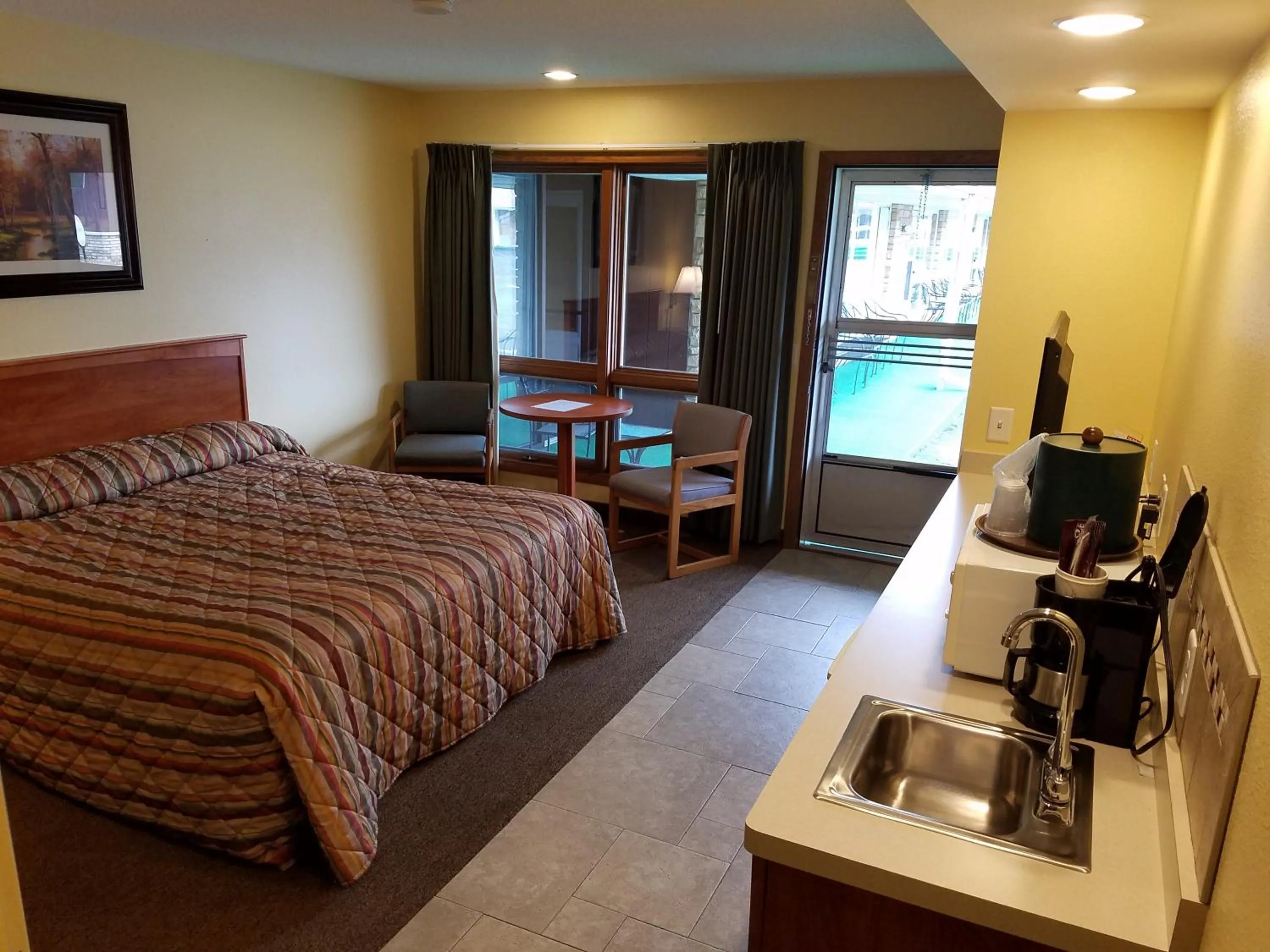 Bed in Black Hawk Motel & Suites