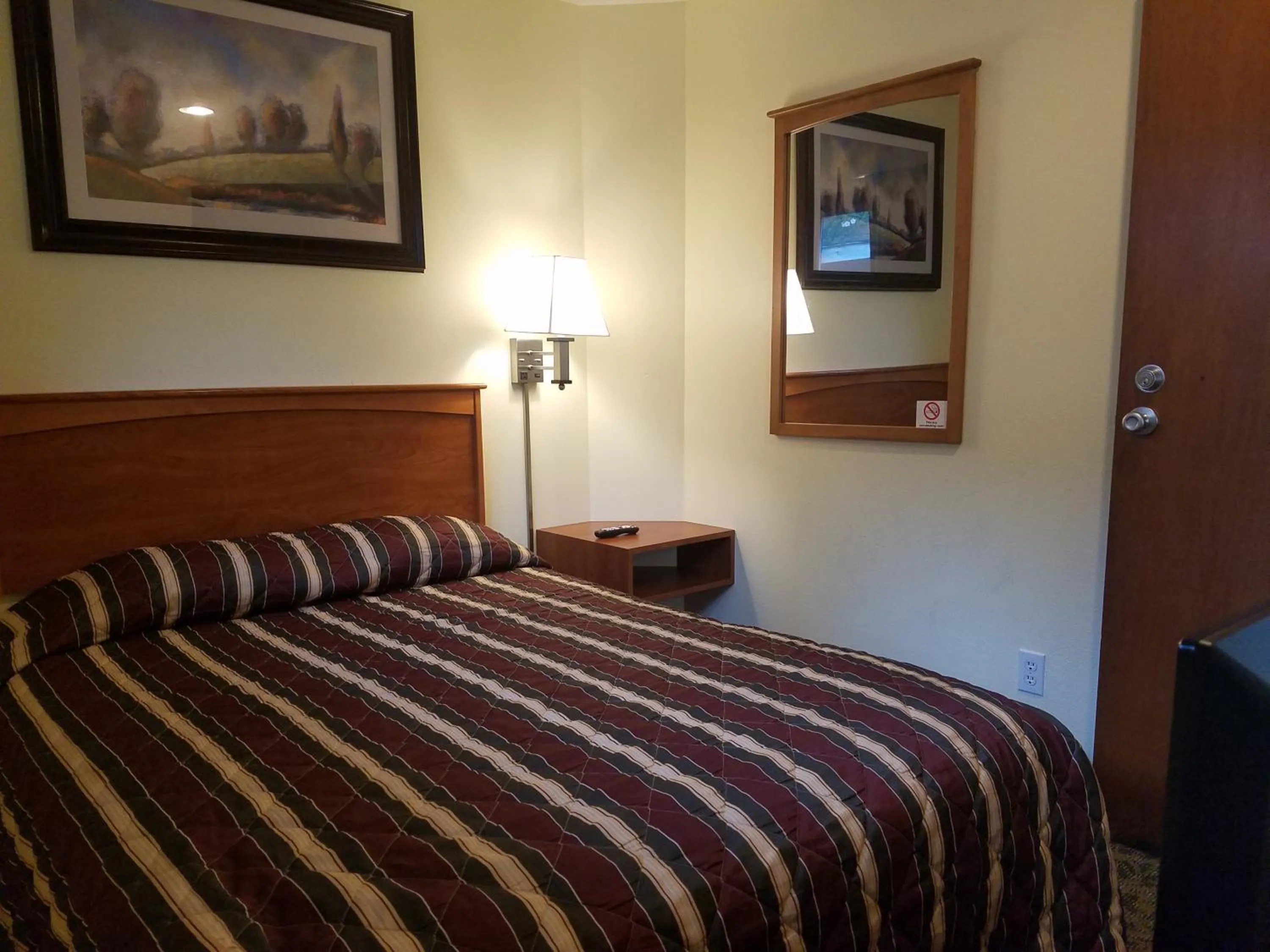 Bed in Black Hawk Motel & Suites