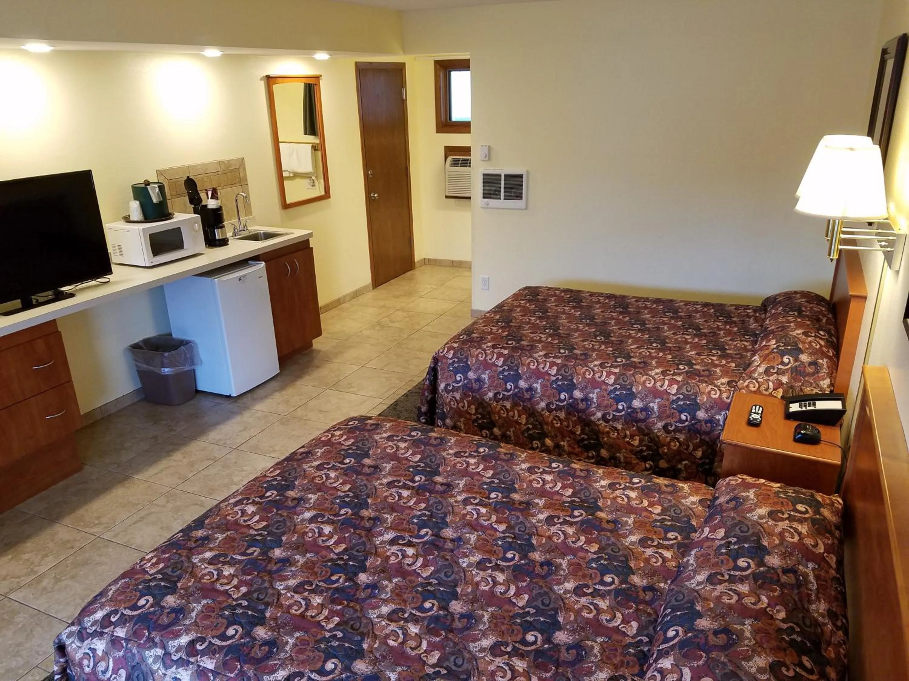 Bed in Black Hawk Motel & Suites