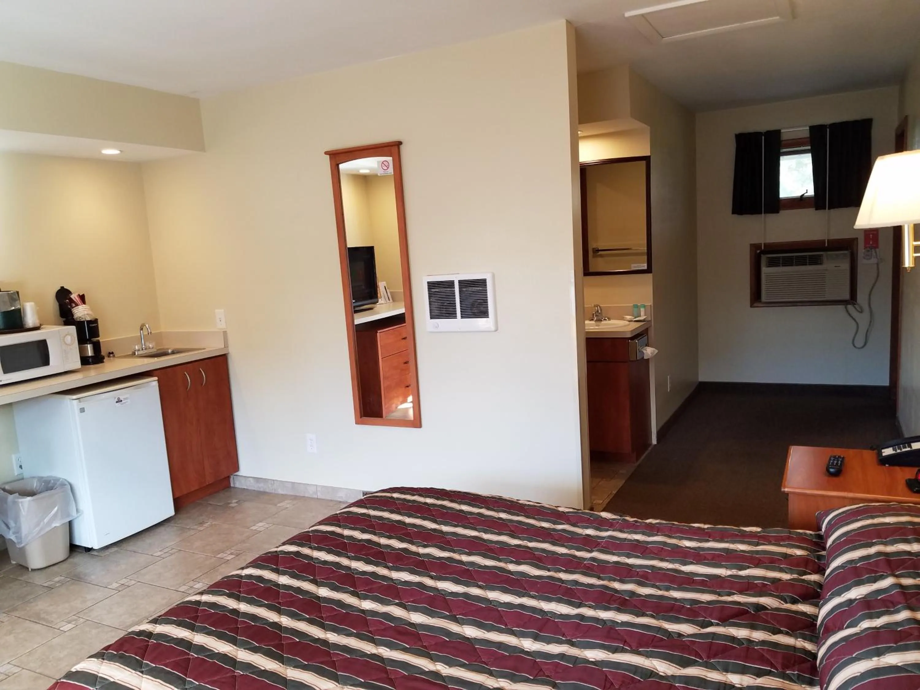 Bed in Black Hawk Motel & Suites