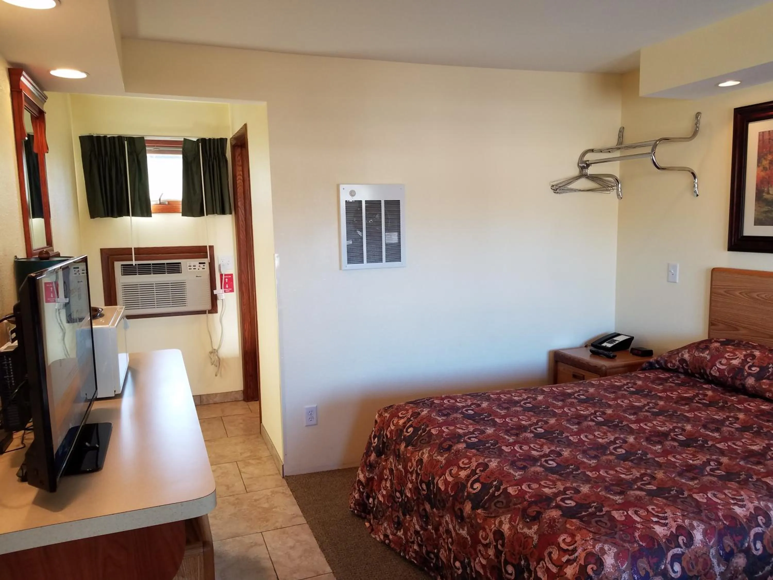 Bed in Black Hawk Motel & Suites