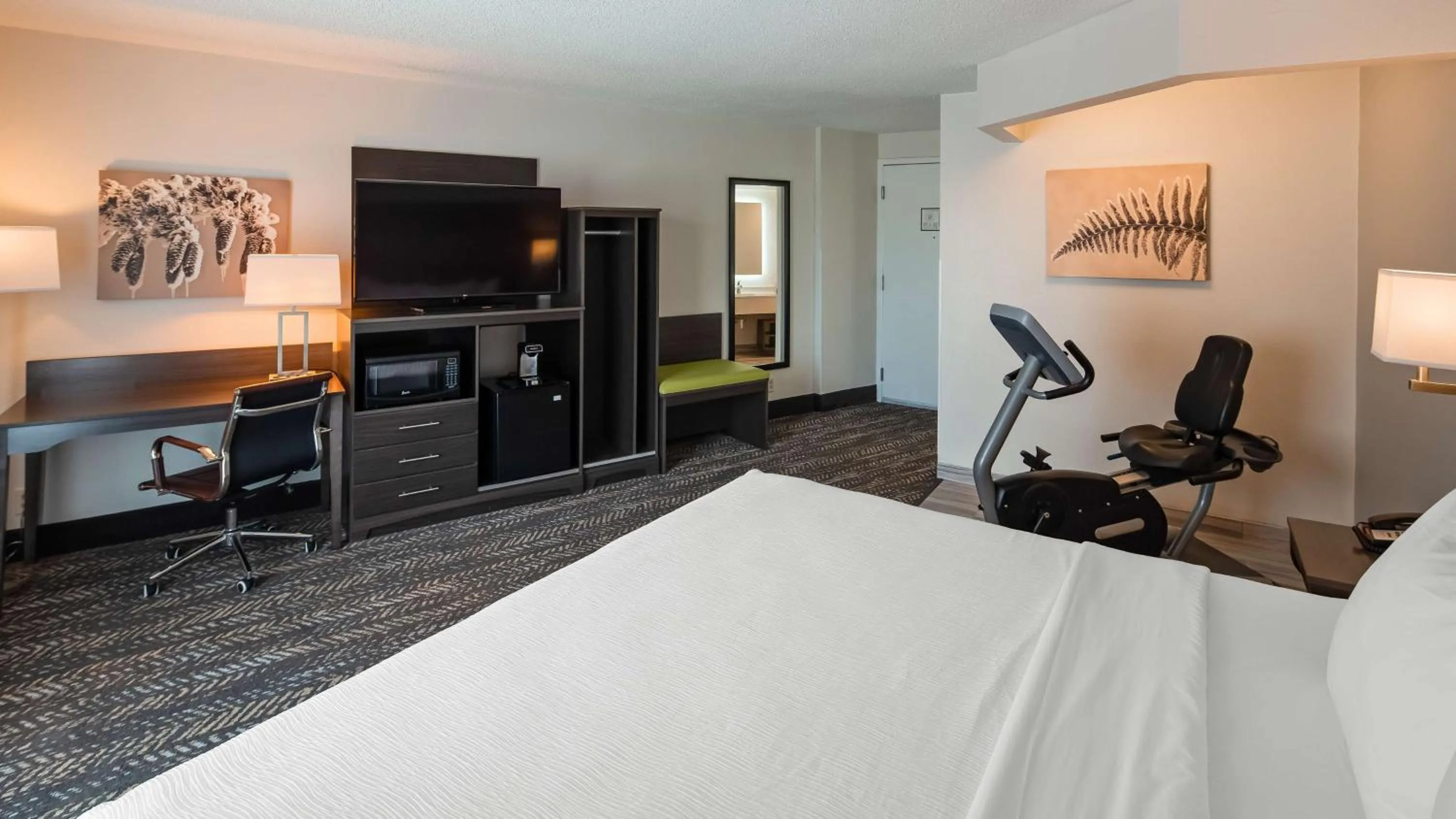 Bedroom, Bed in Best Western Plus Wausau Tower Inn