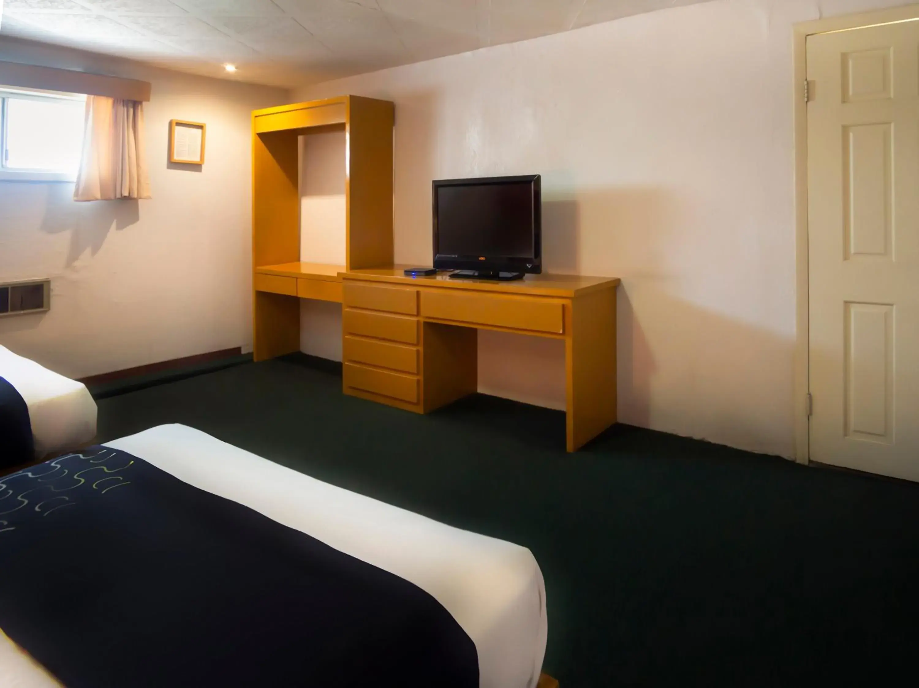 Standard Double Room with Two Double Beds in Hotel Regis Standard Double Room with Two Double Beds in Hotel Regis