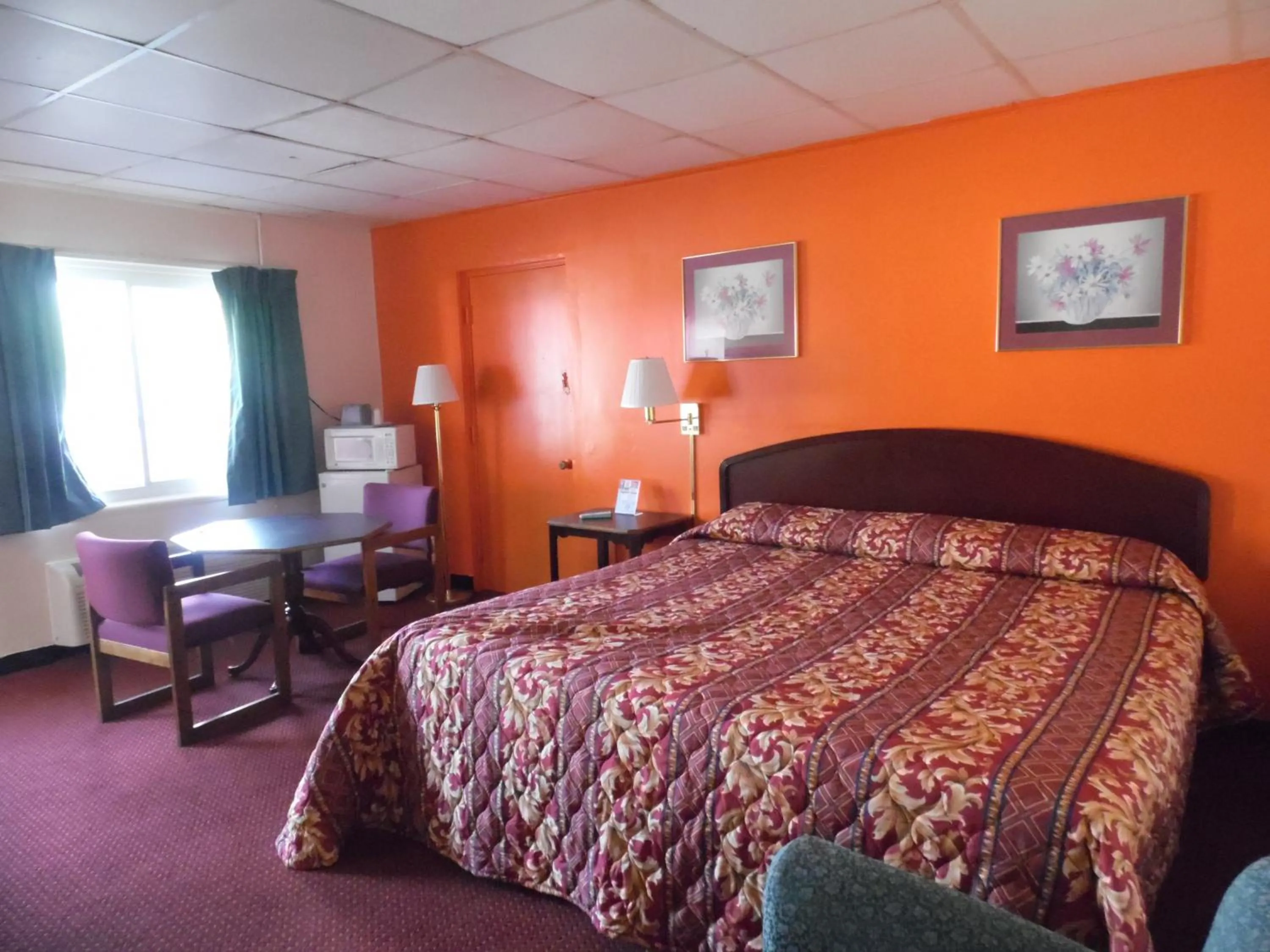 Bed in Tazewell Motel