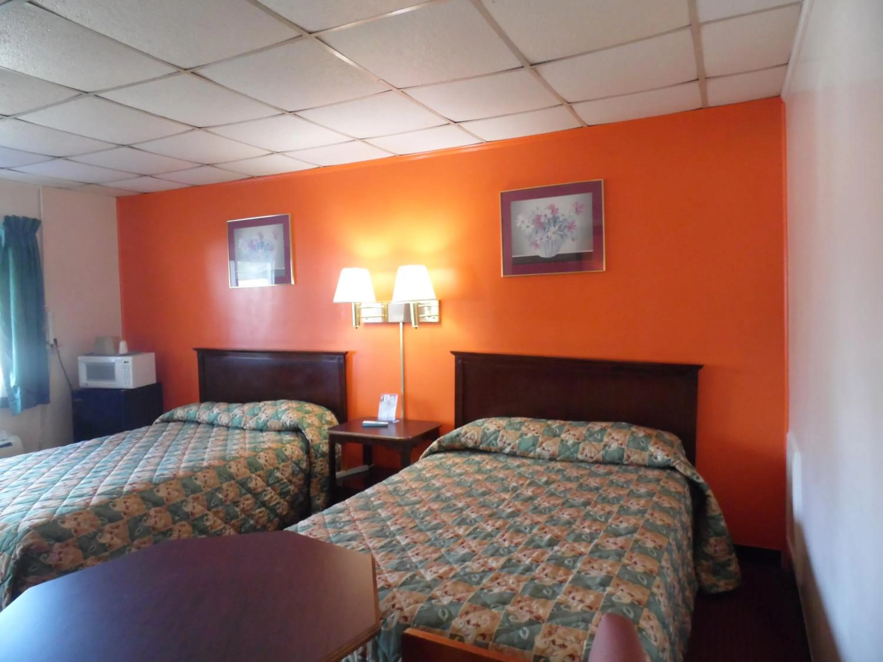 Bed in Tazewell Motel