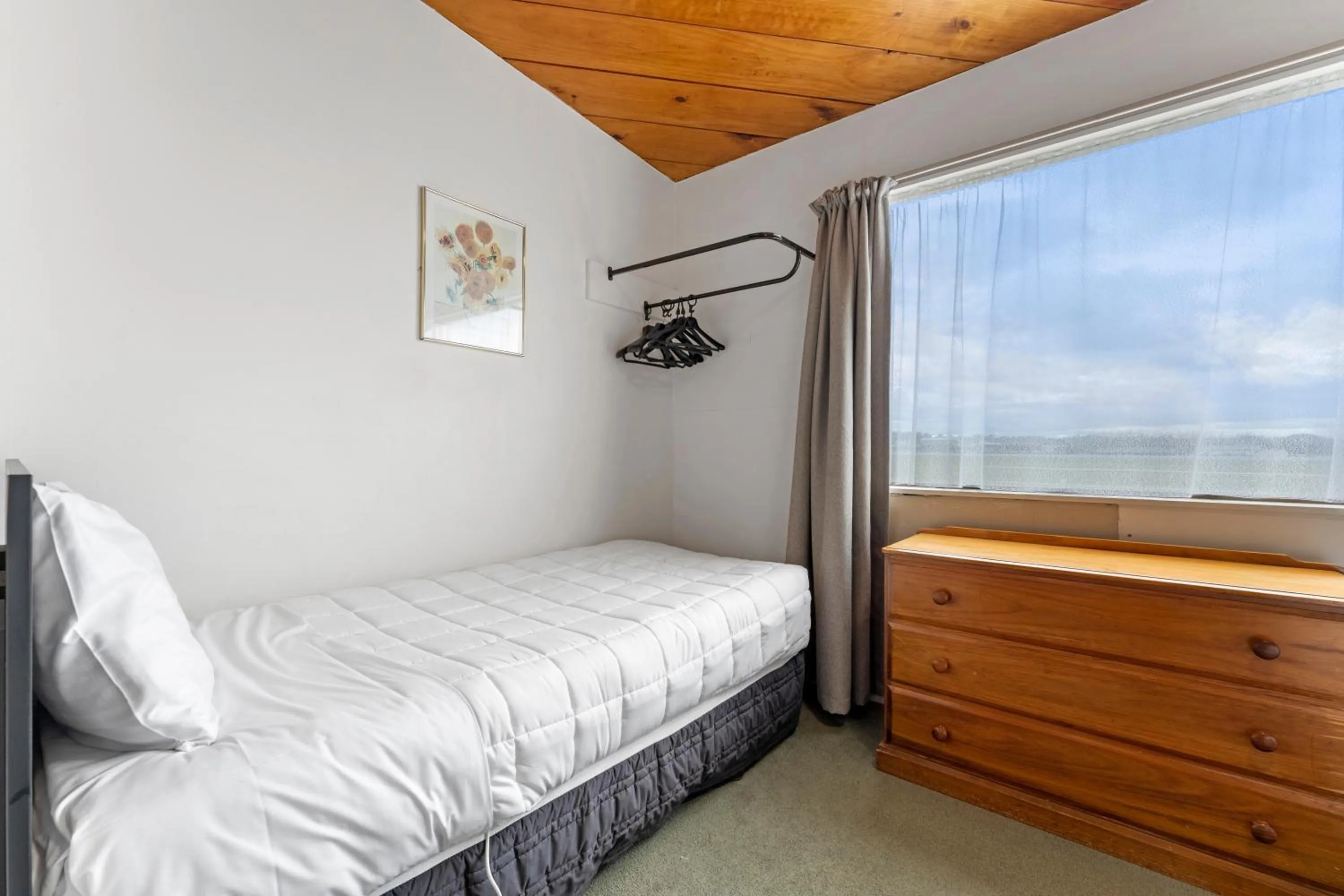 Bedroom, Bed in Coachman's Lodge Motel