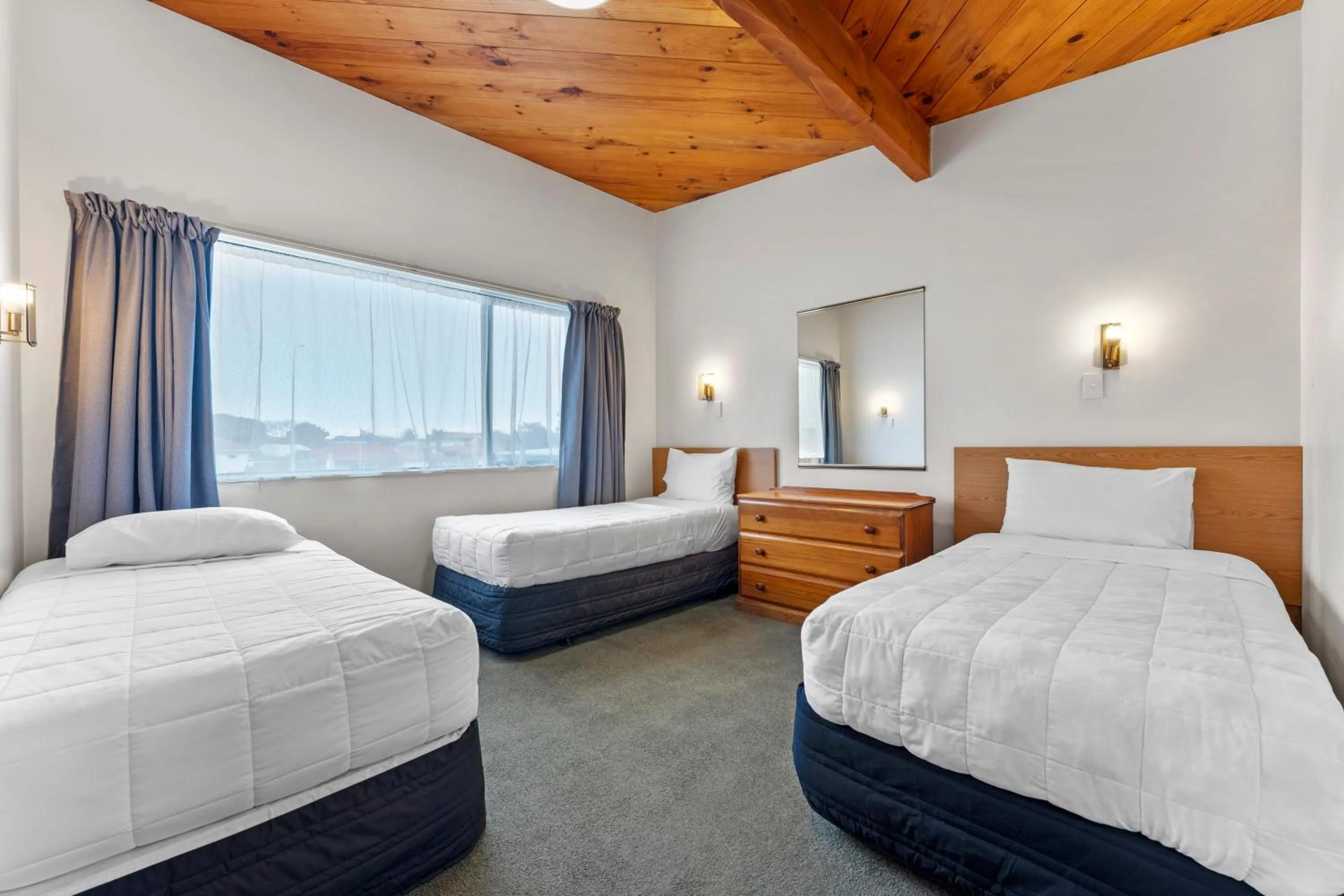 Bed in Coachman's Lodge Motel