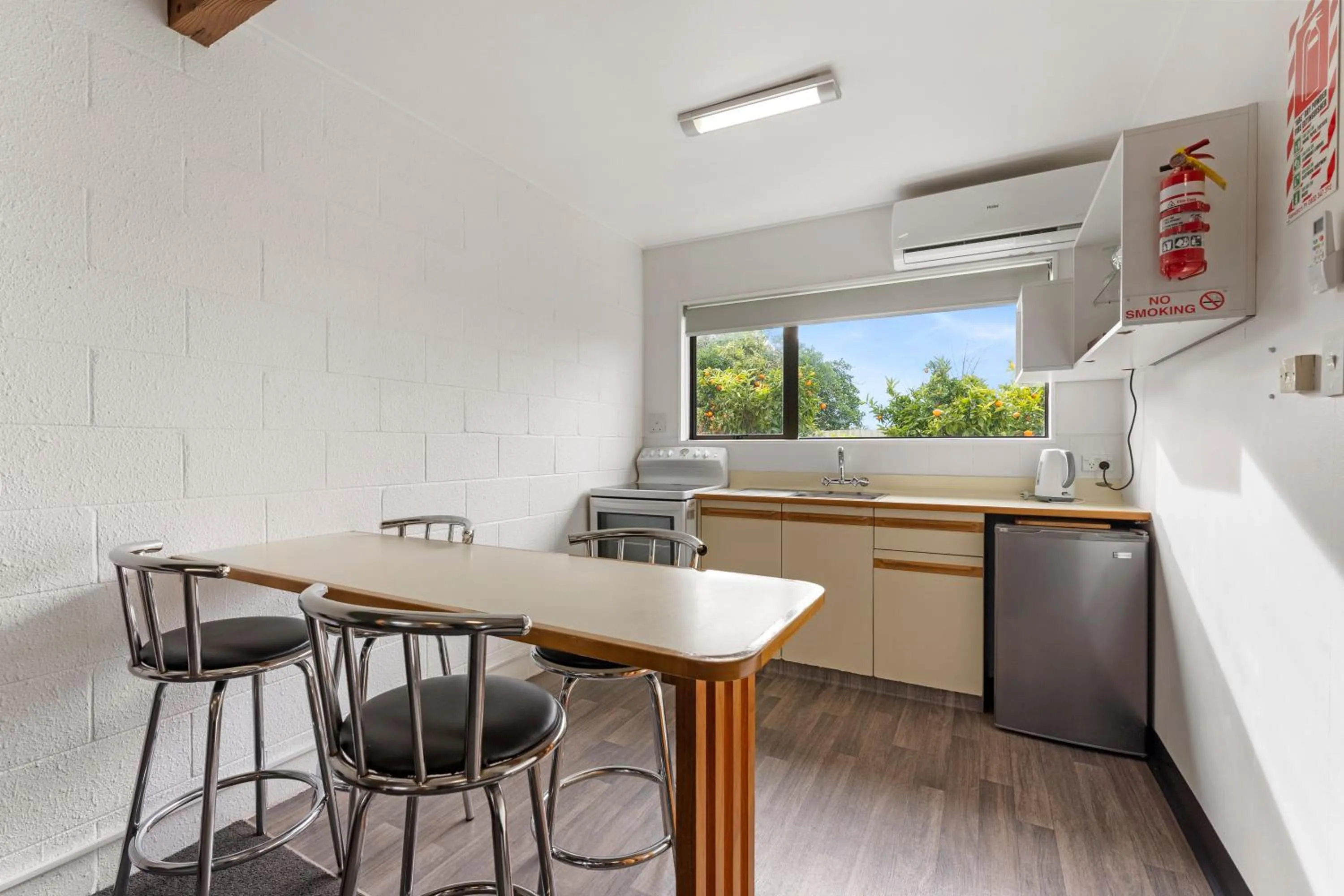 Kitchen or kitchenette in Coachman's Lodge Motel