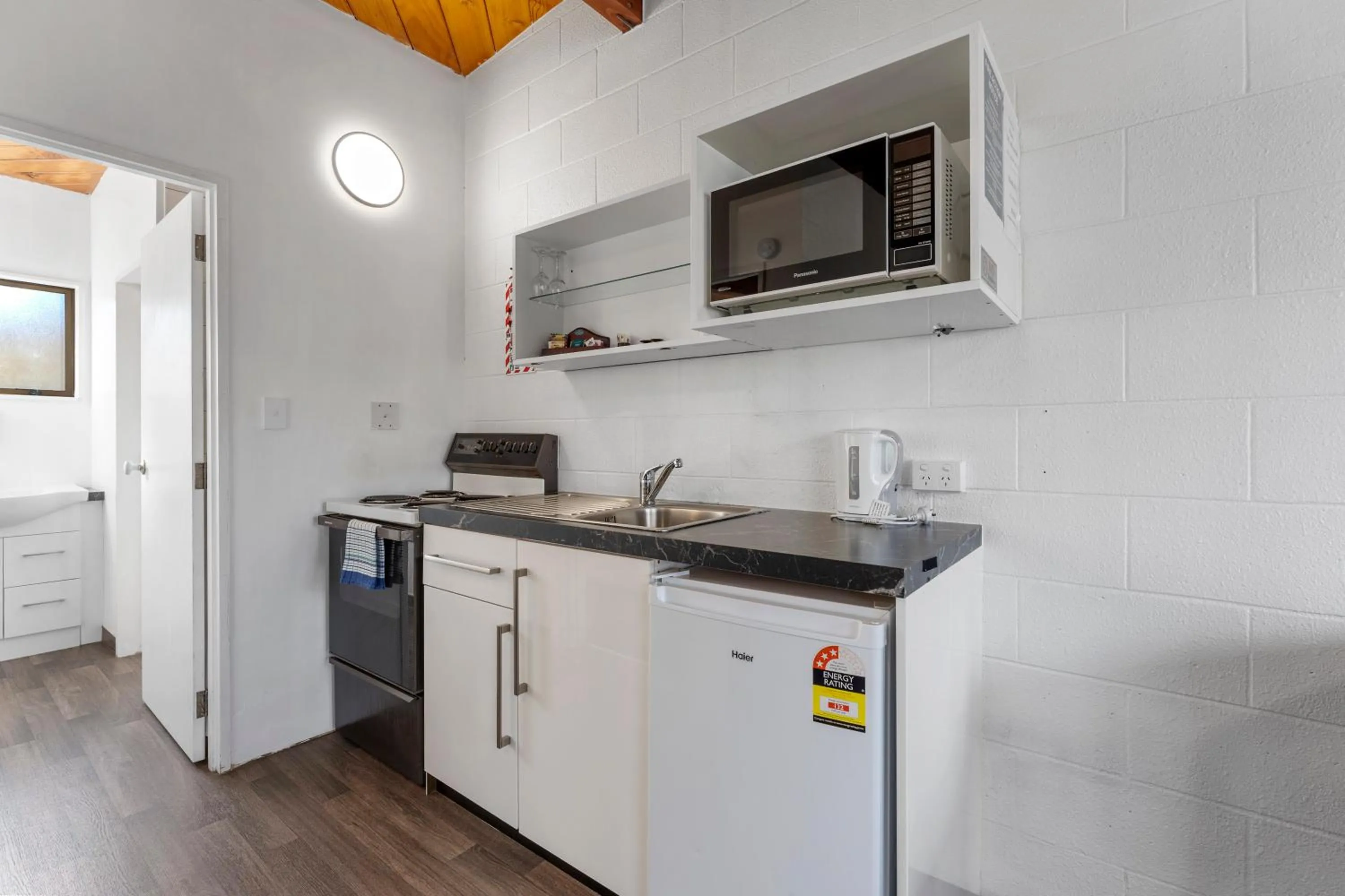 Kitchen or kitchenette in Coachman's Lodge Motel