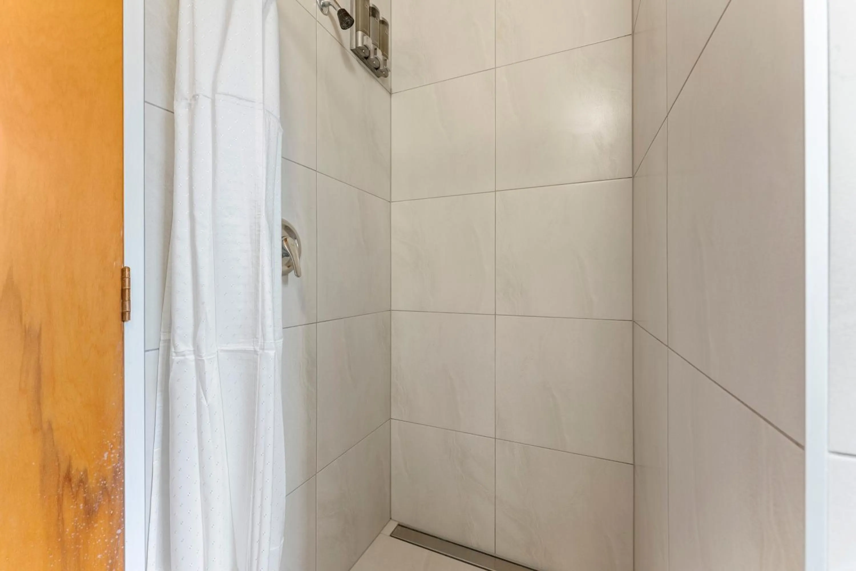 Shower in Coachman's Lodge Motel