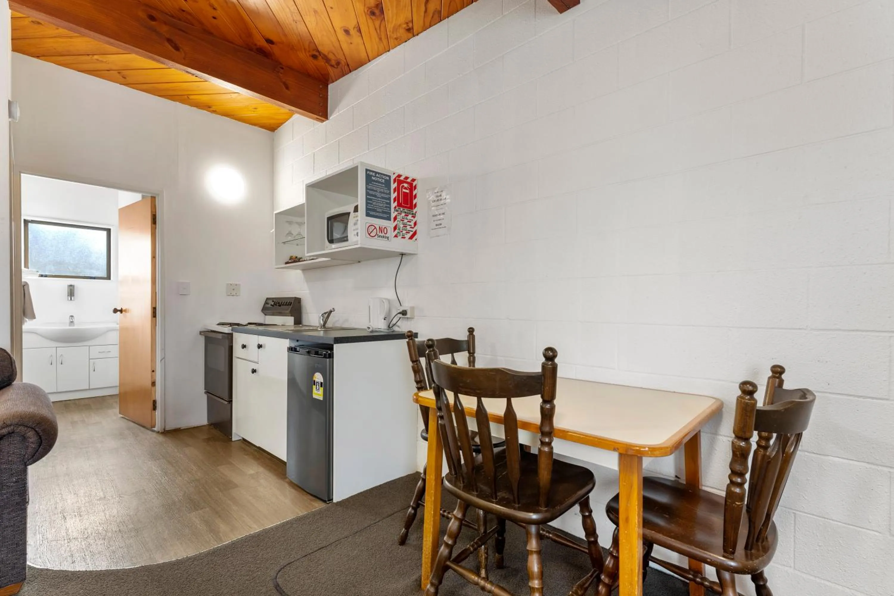 Kitchen or kitchenette in Coachman's Lodge Motel