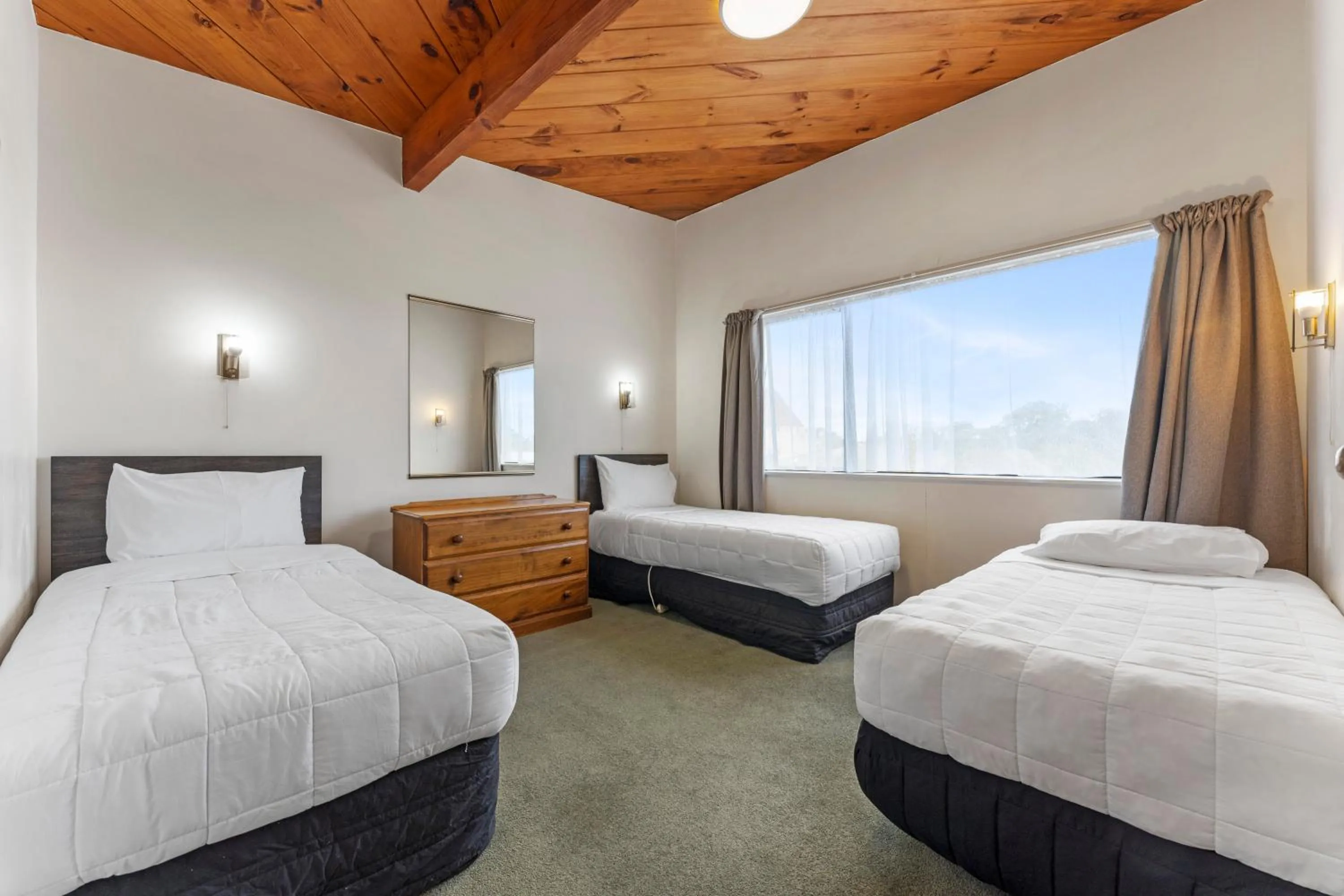 Bed in Coachman's Lodge Motel