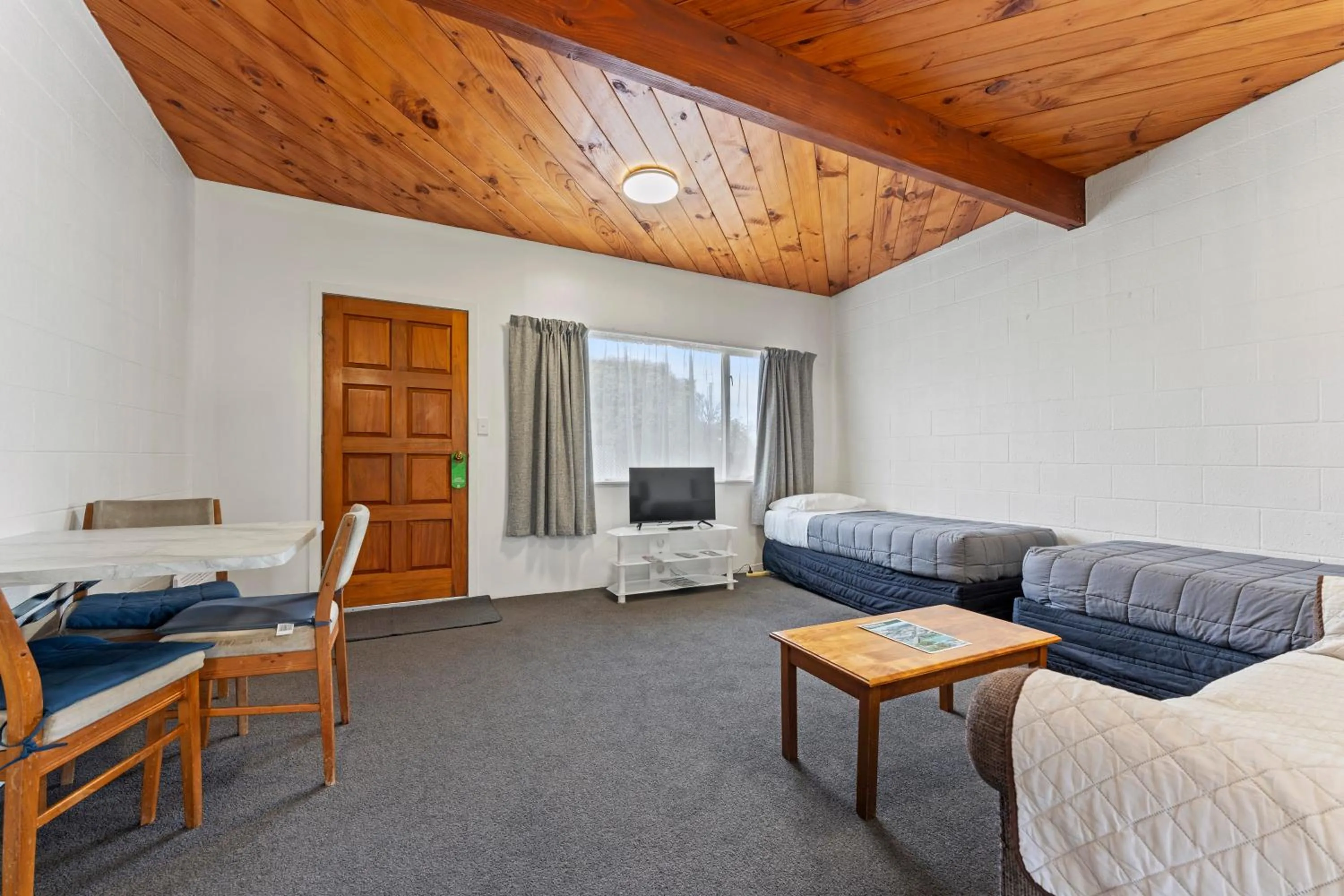 Bed in Coachman's Lodge Motel