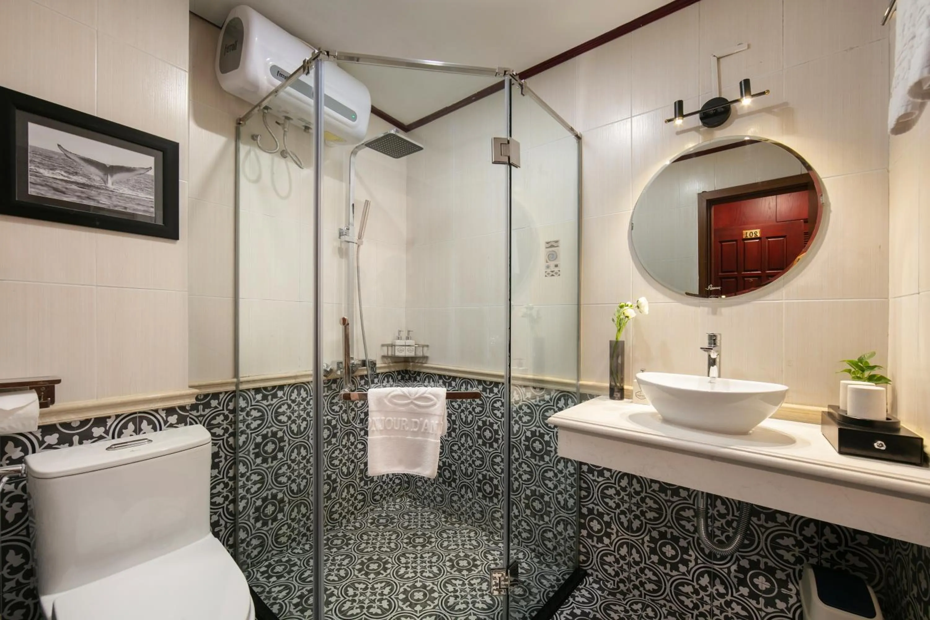 Shower in Bonjour D'An Nam Hotel