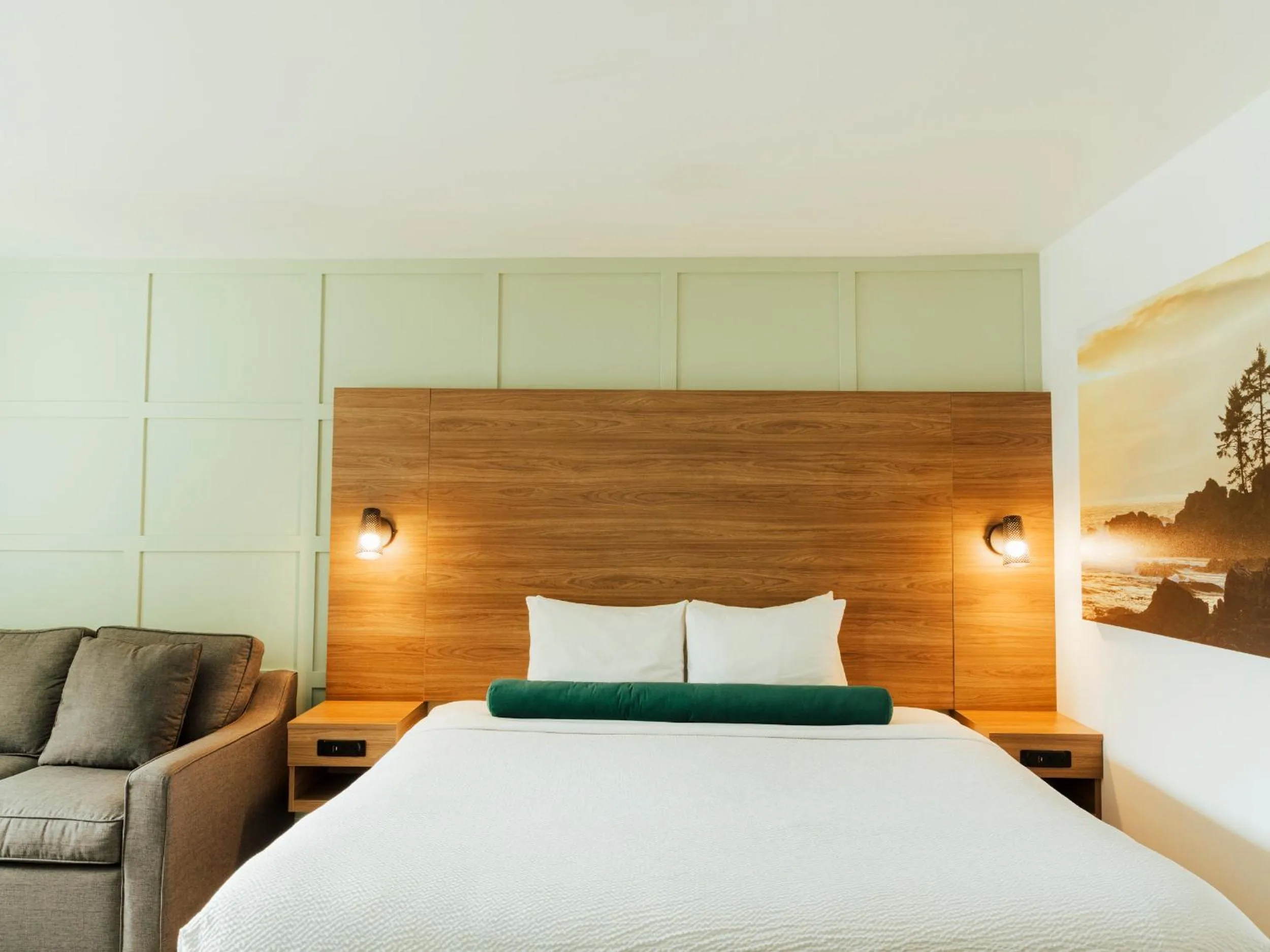 Bed in Ucluelet Wildwood Inn