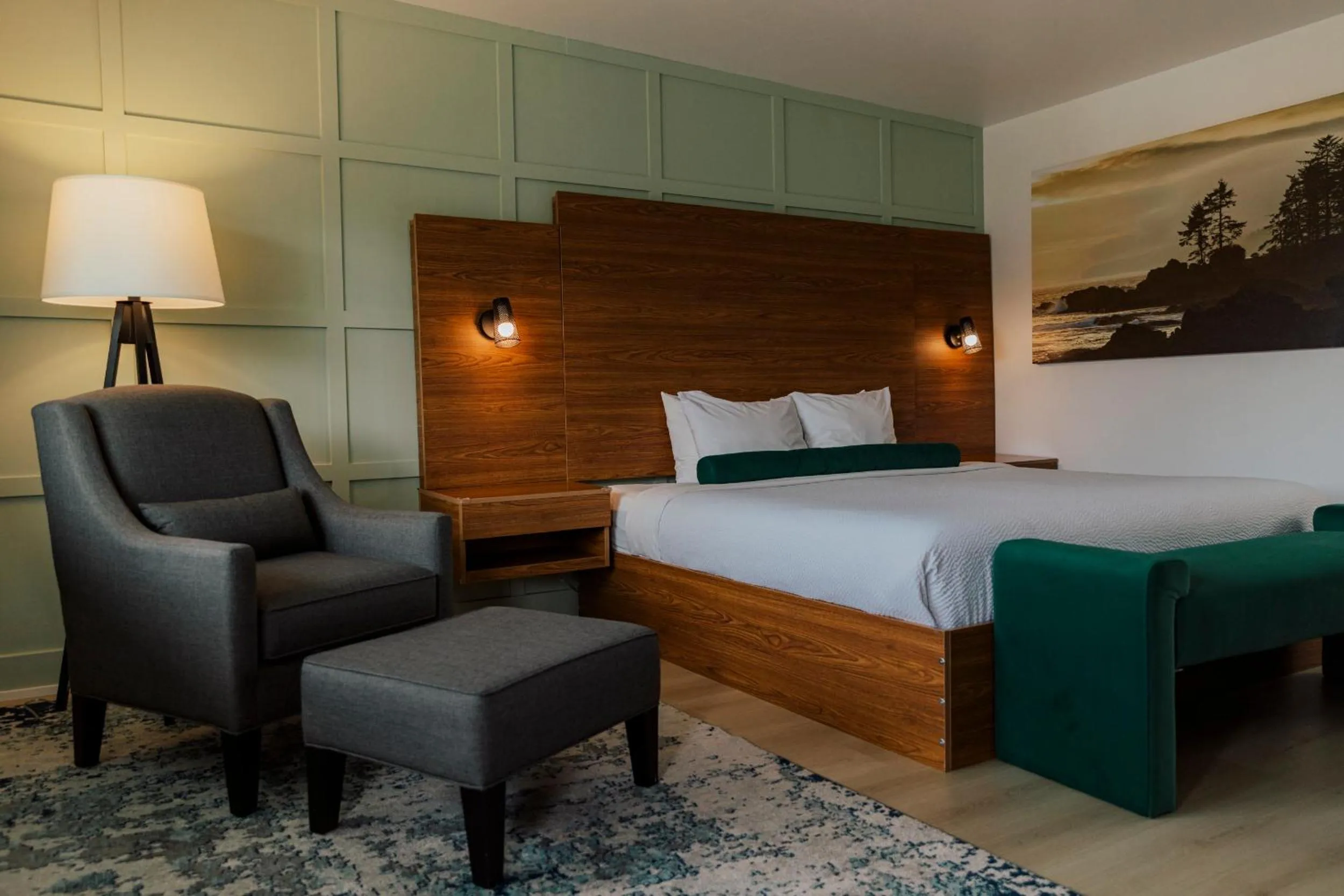 Bed in Ucluelet Wildwood Inn