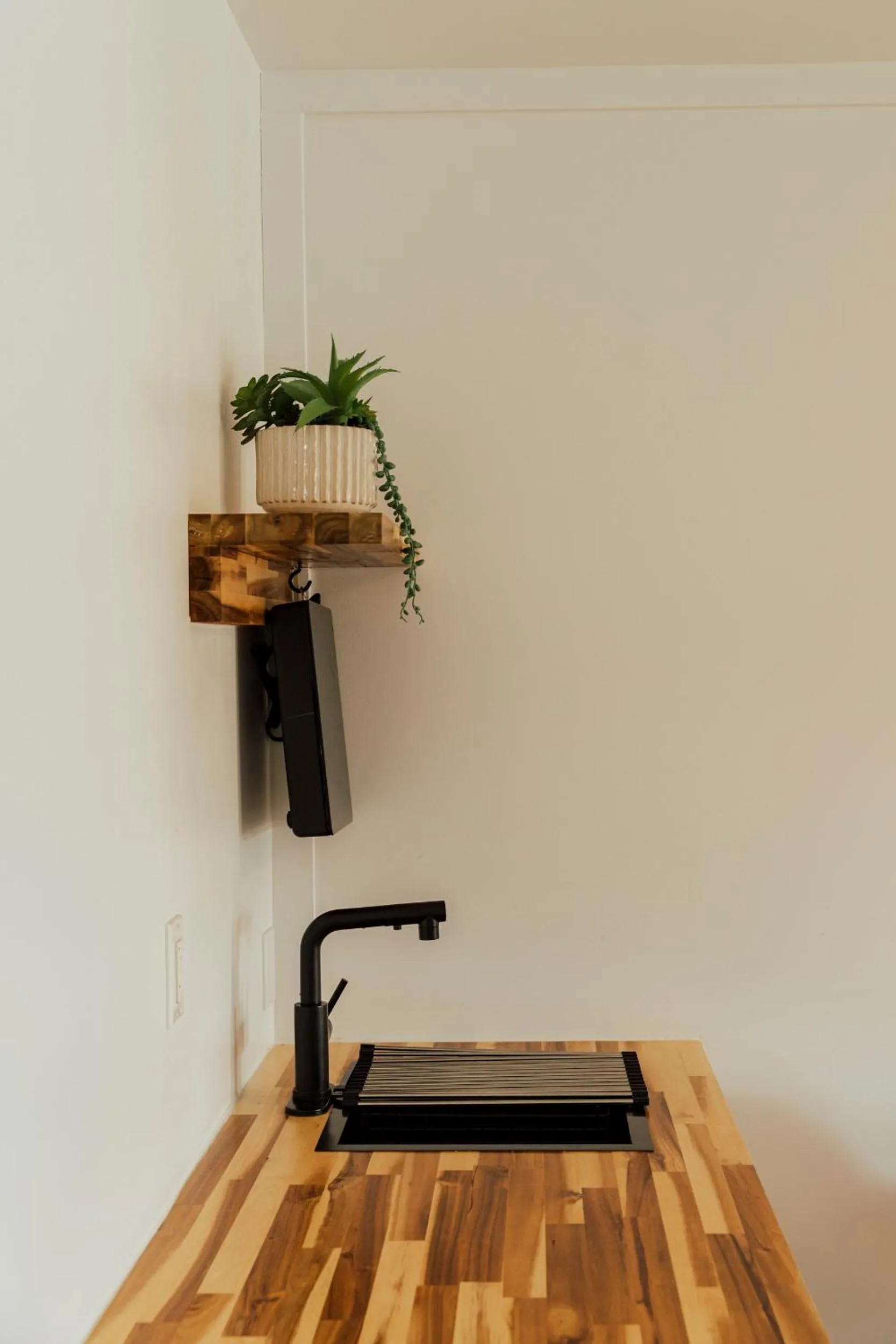Kitchen or kitchenette in Ucluelet Wildwood Inn