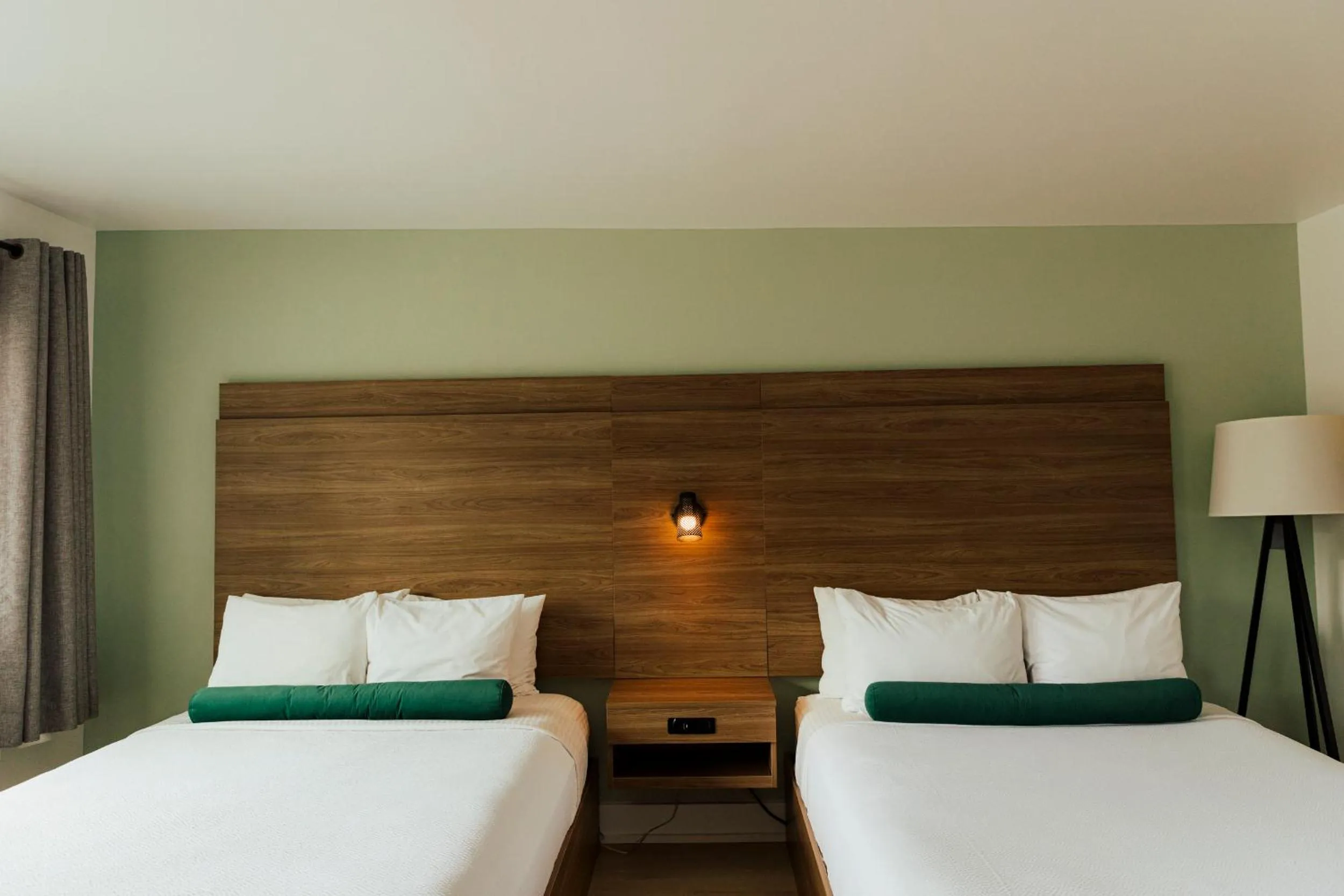 Bed in Ucluelet Wildwood Inn