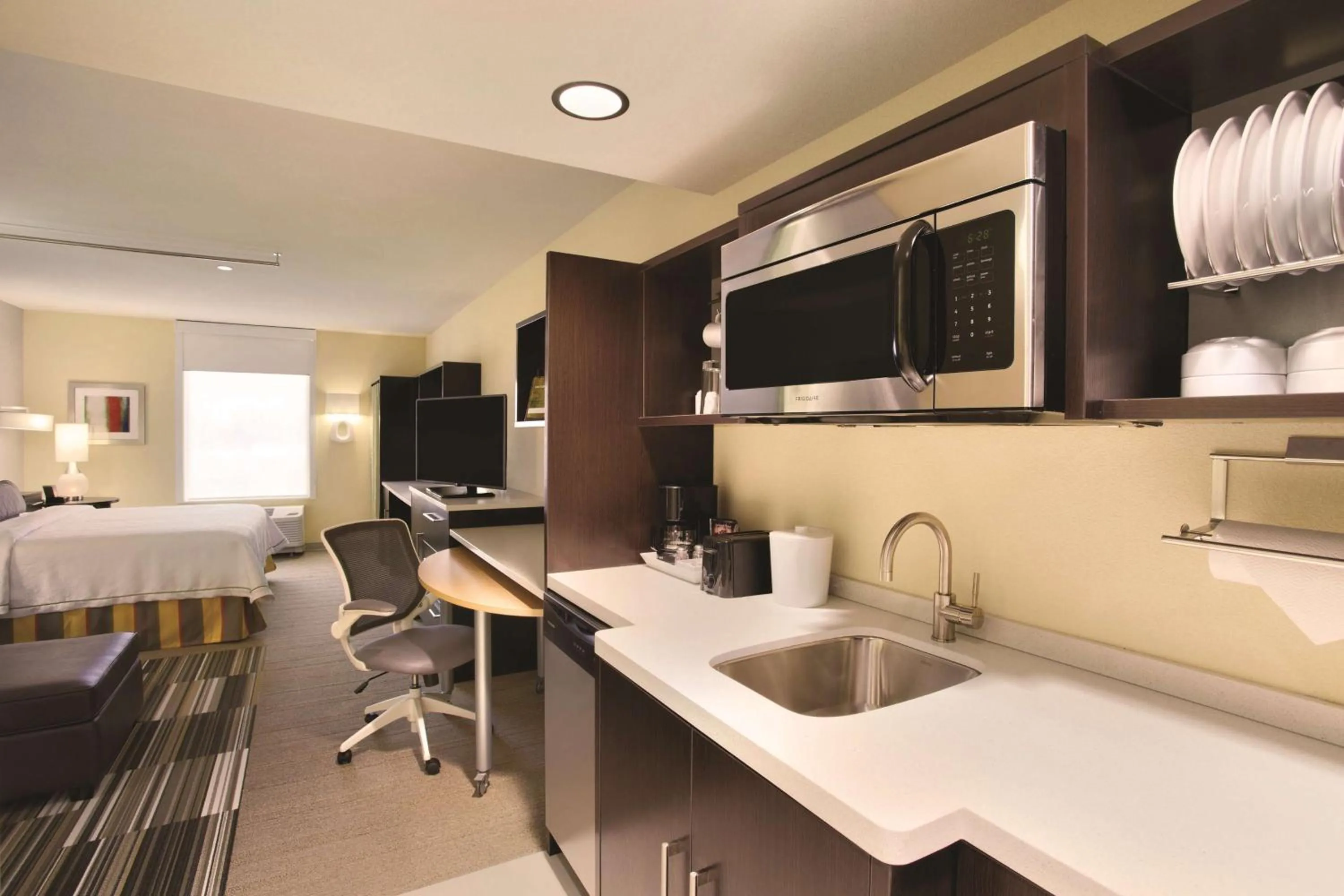 Kitchen or kitchenette in Home2 Suites by Hilton Lehi/Thanksgiving Point