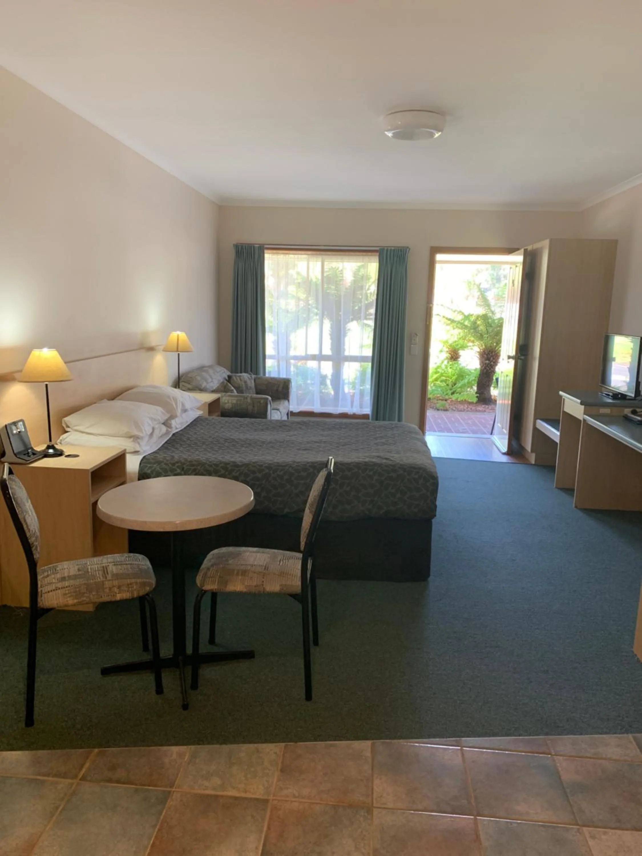 Bedroom, Bed in Arthur Phillip Motor Inn