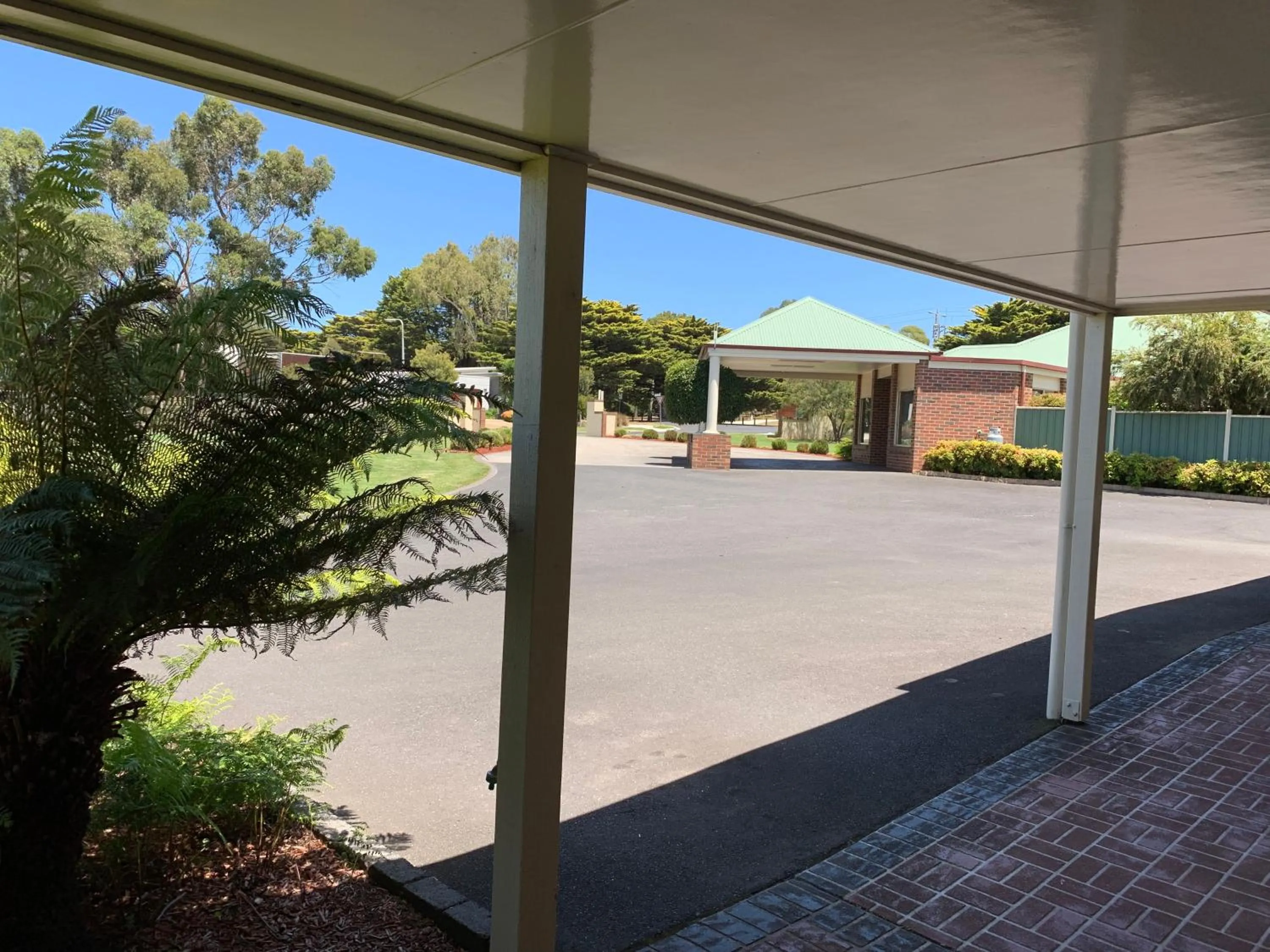 Quiet street view in Arthur Phillip Motor Inn
