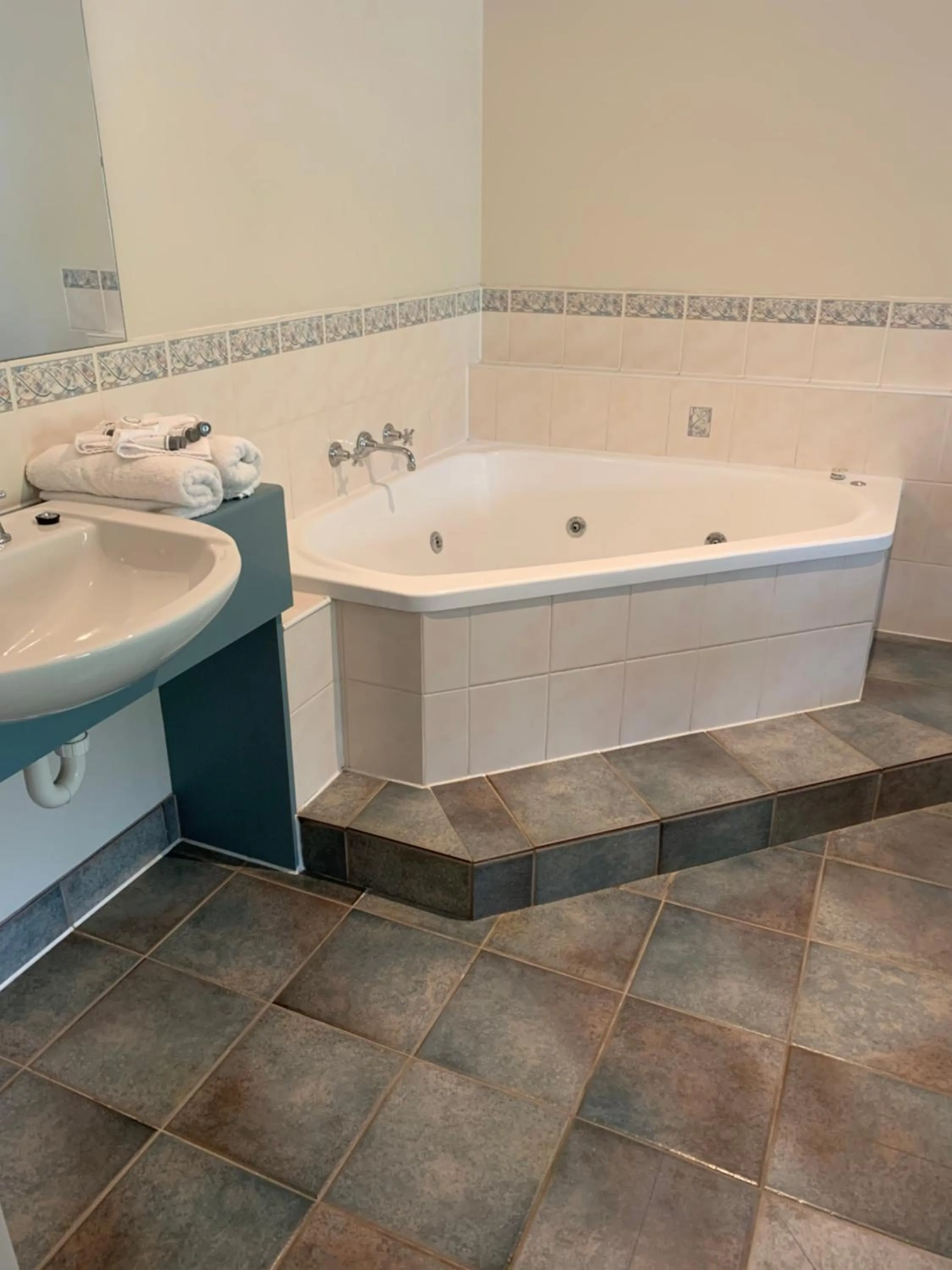 Hot Tub in Arthur Phillip Motor Inn