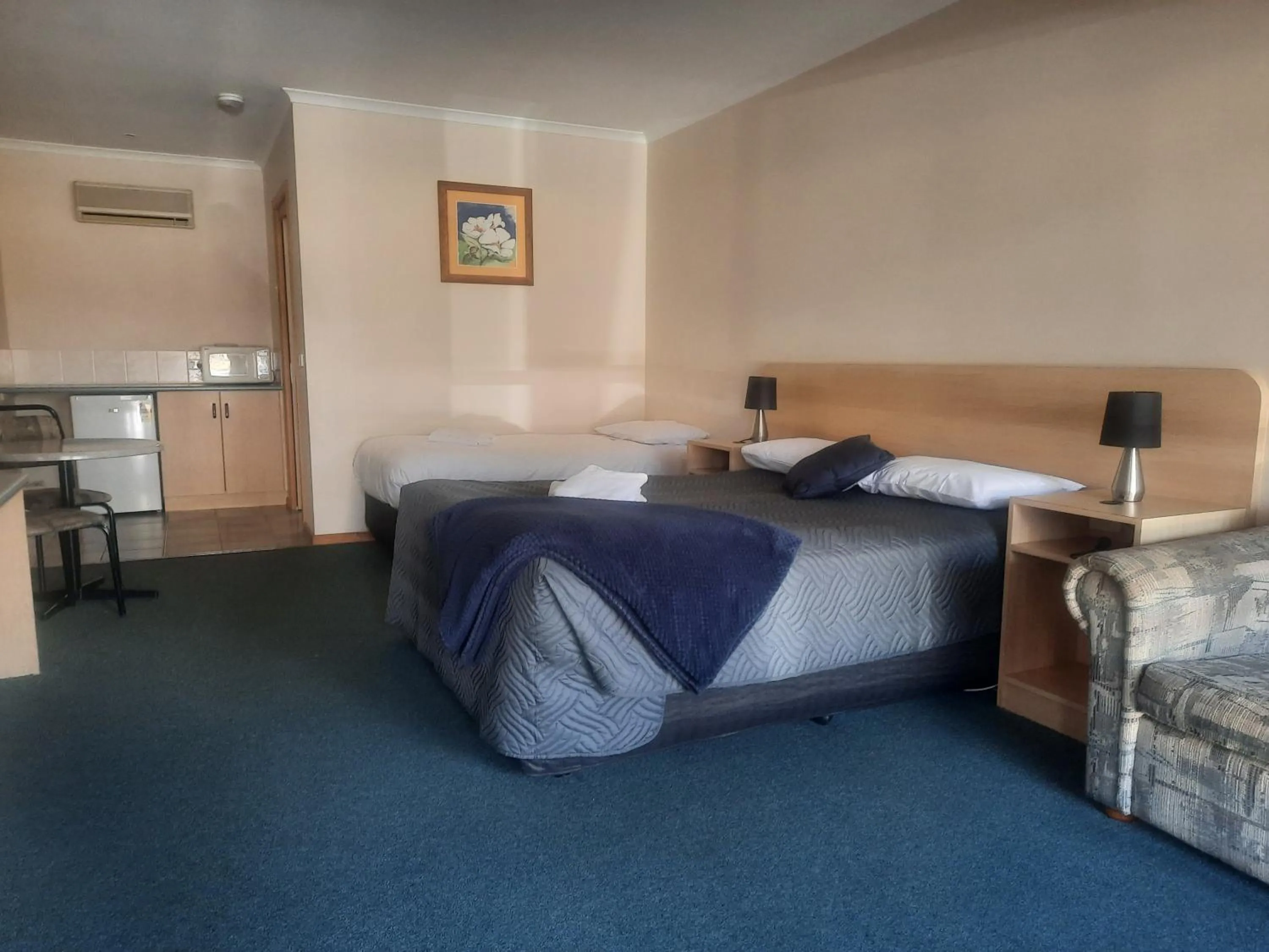 Bed in Arthur Phillip Motor Inn