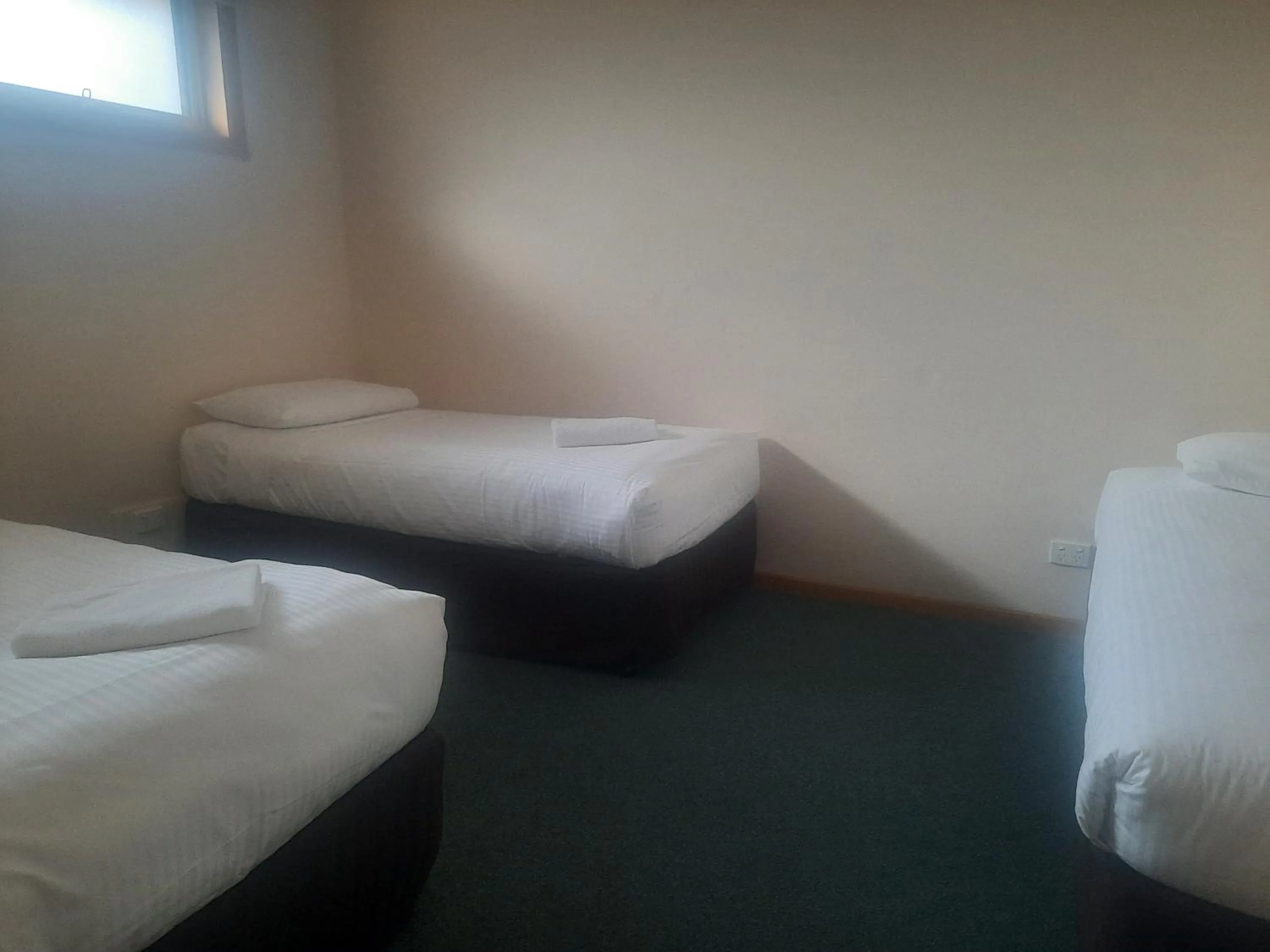 Bed in Arthur Phillip Motor Inn