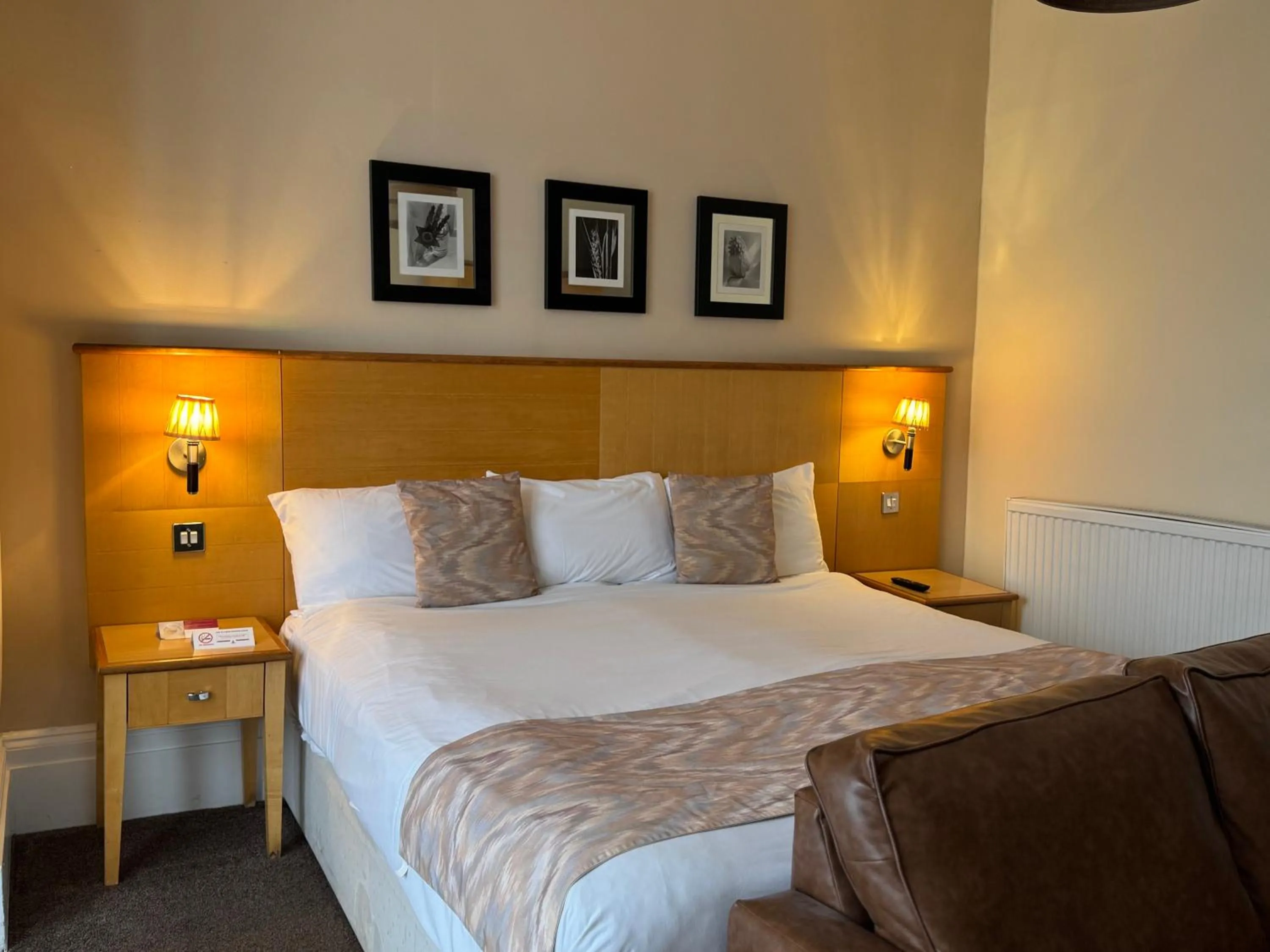 Bedroom, Bed in Royal Hotel