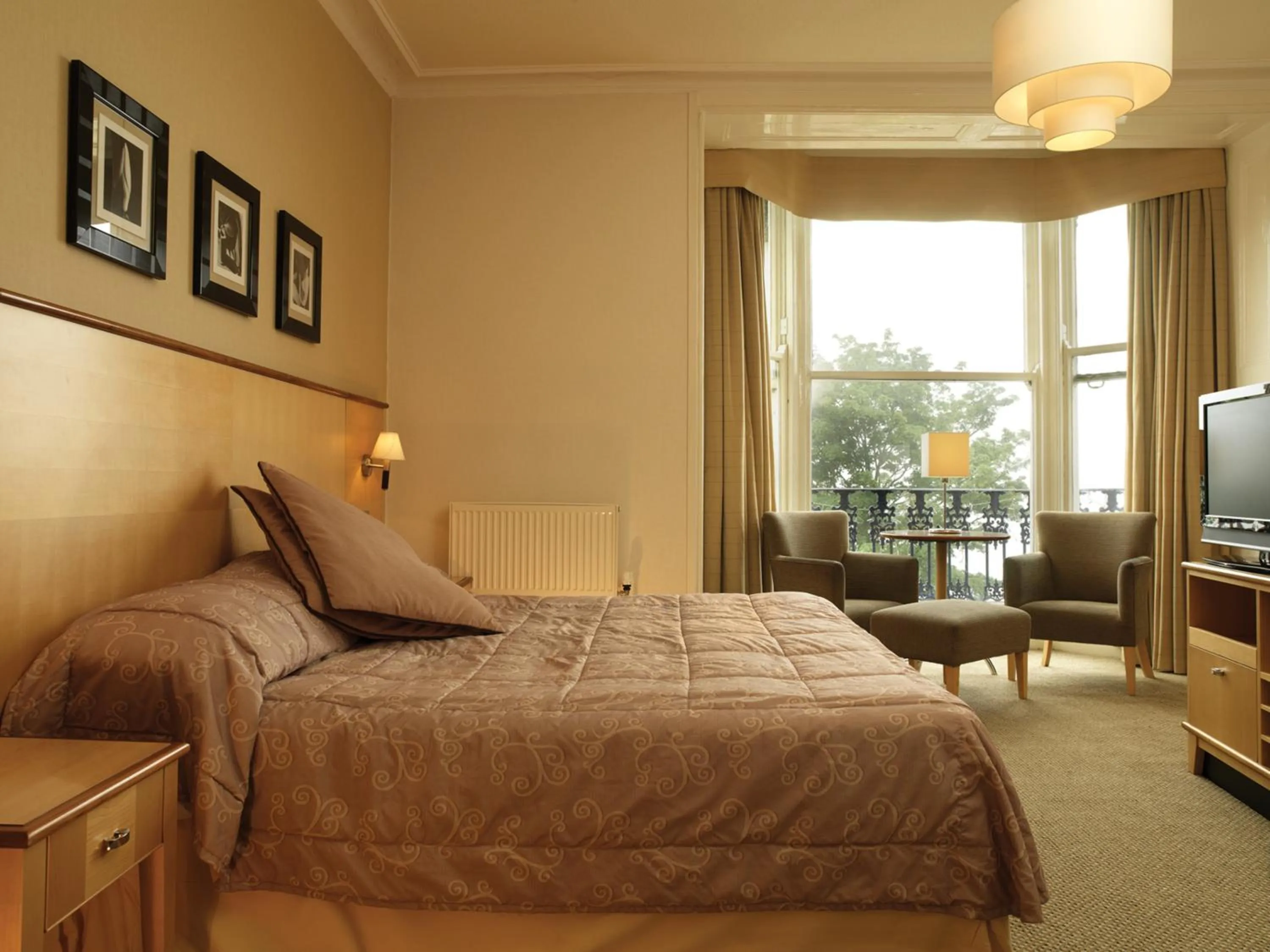 Bedroom, Bed in Royal Hotel