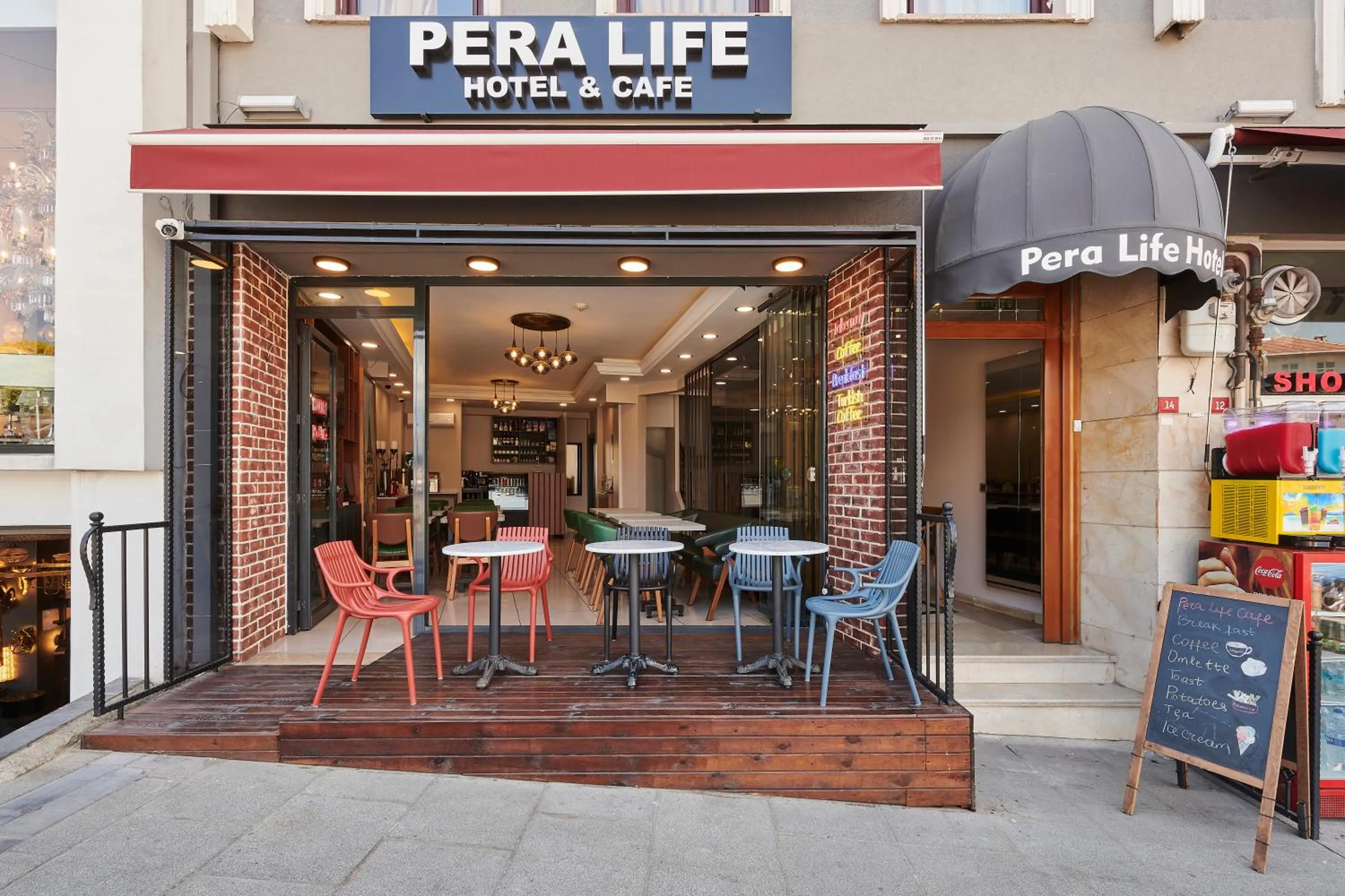 Facade/entrance in Pera Life