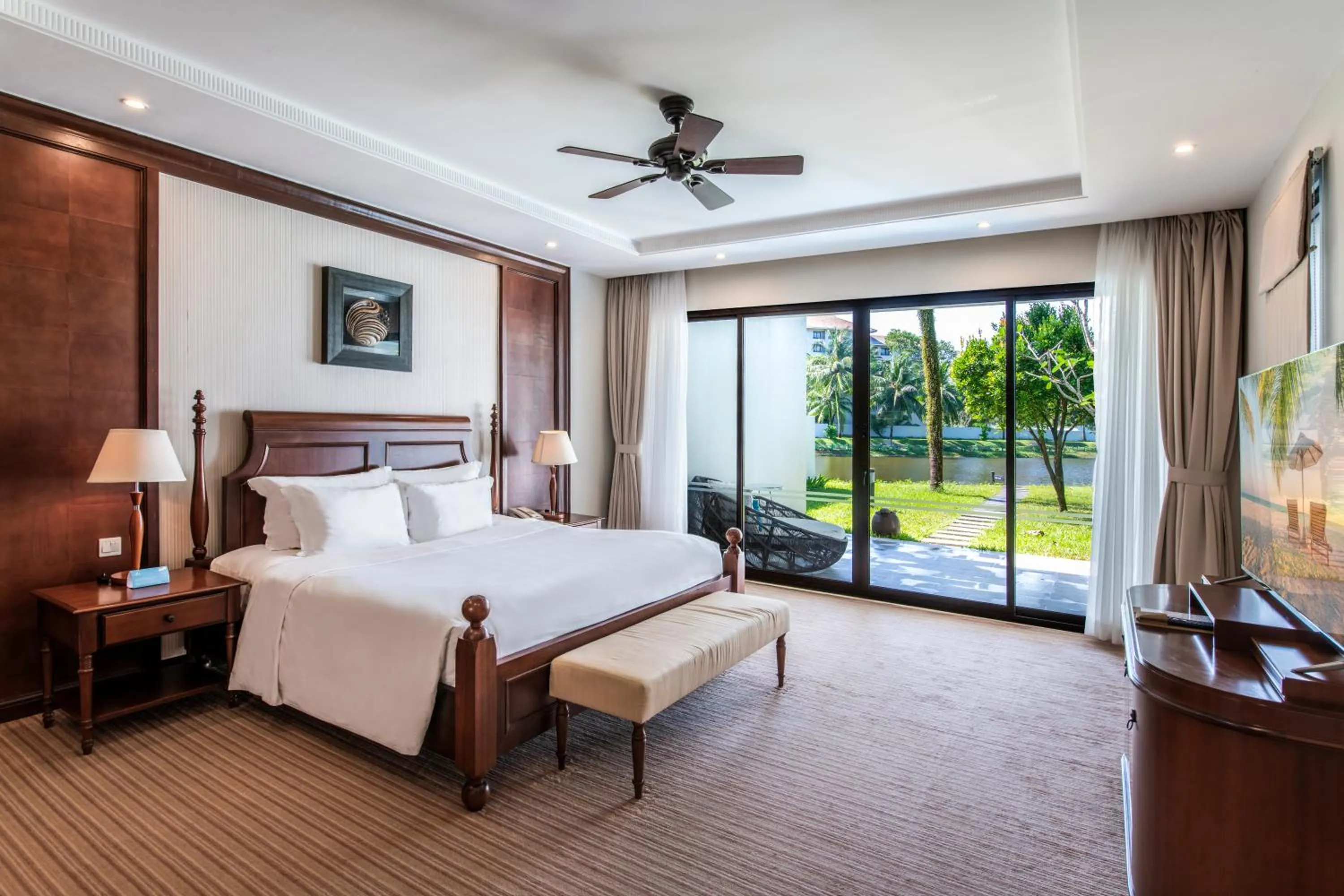 Bed in Vinpearl Resort & Spa Phu Quoc