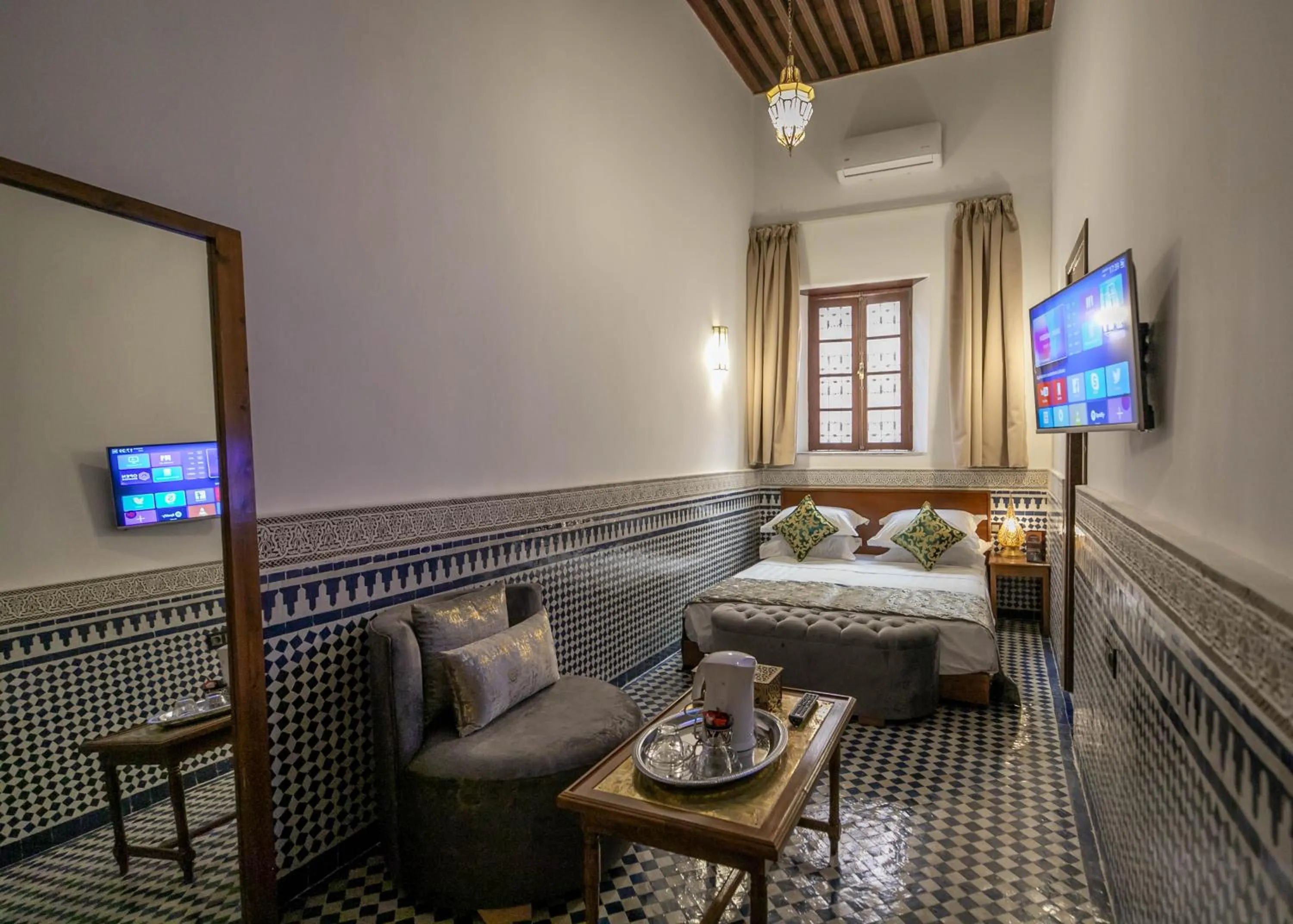 TV and multimedia, Bed in Riad Fes Ziyat & Spa