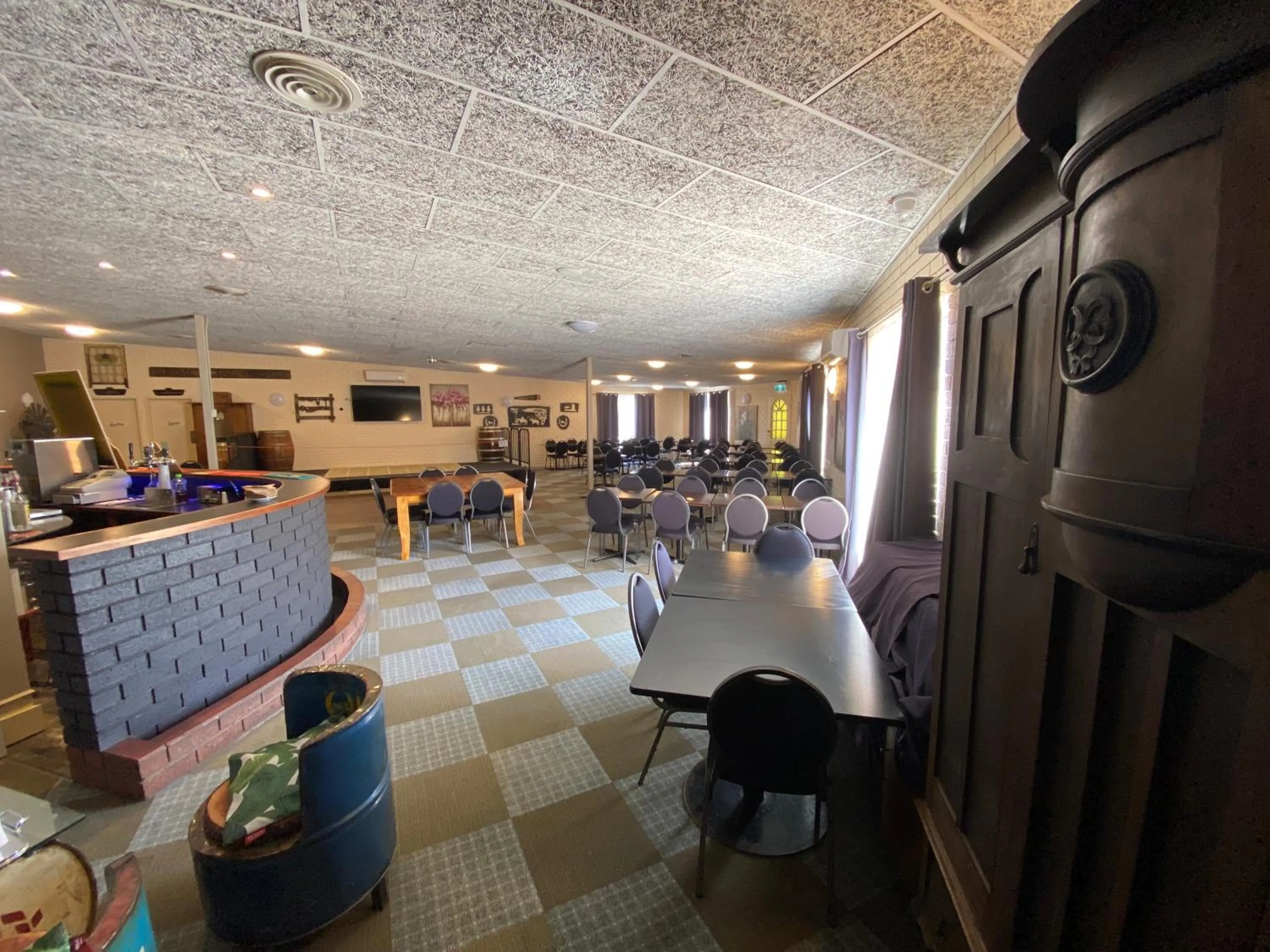 Restaurant/places to eat in COMMERCIAL HOTEL KANIVA