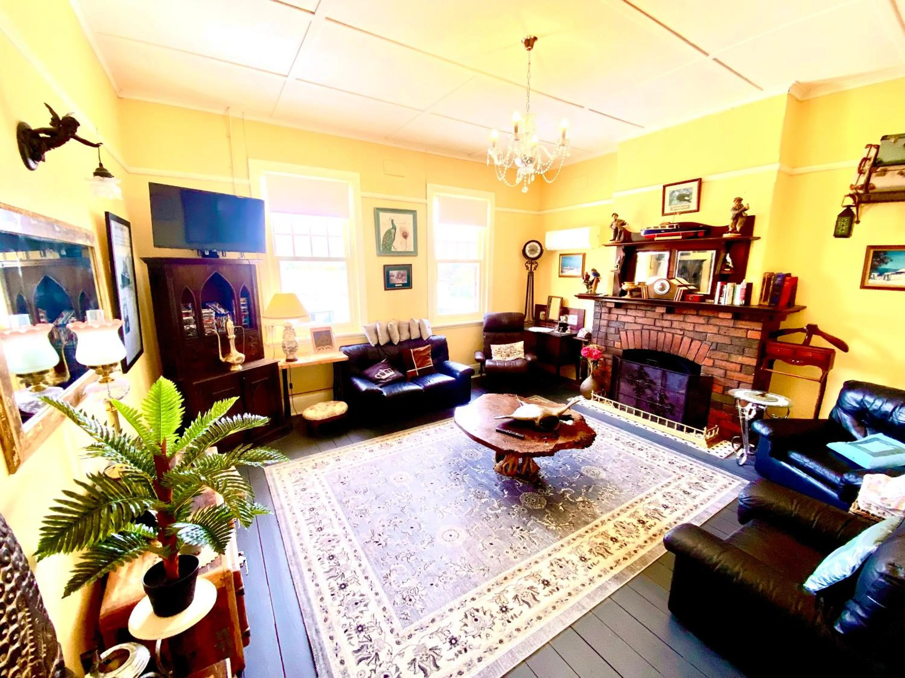 Communal lounge/ TV room in COMMERCIAL HOTEL KANIVA