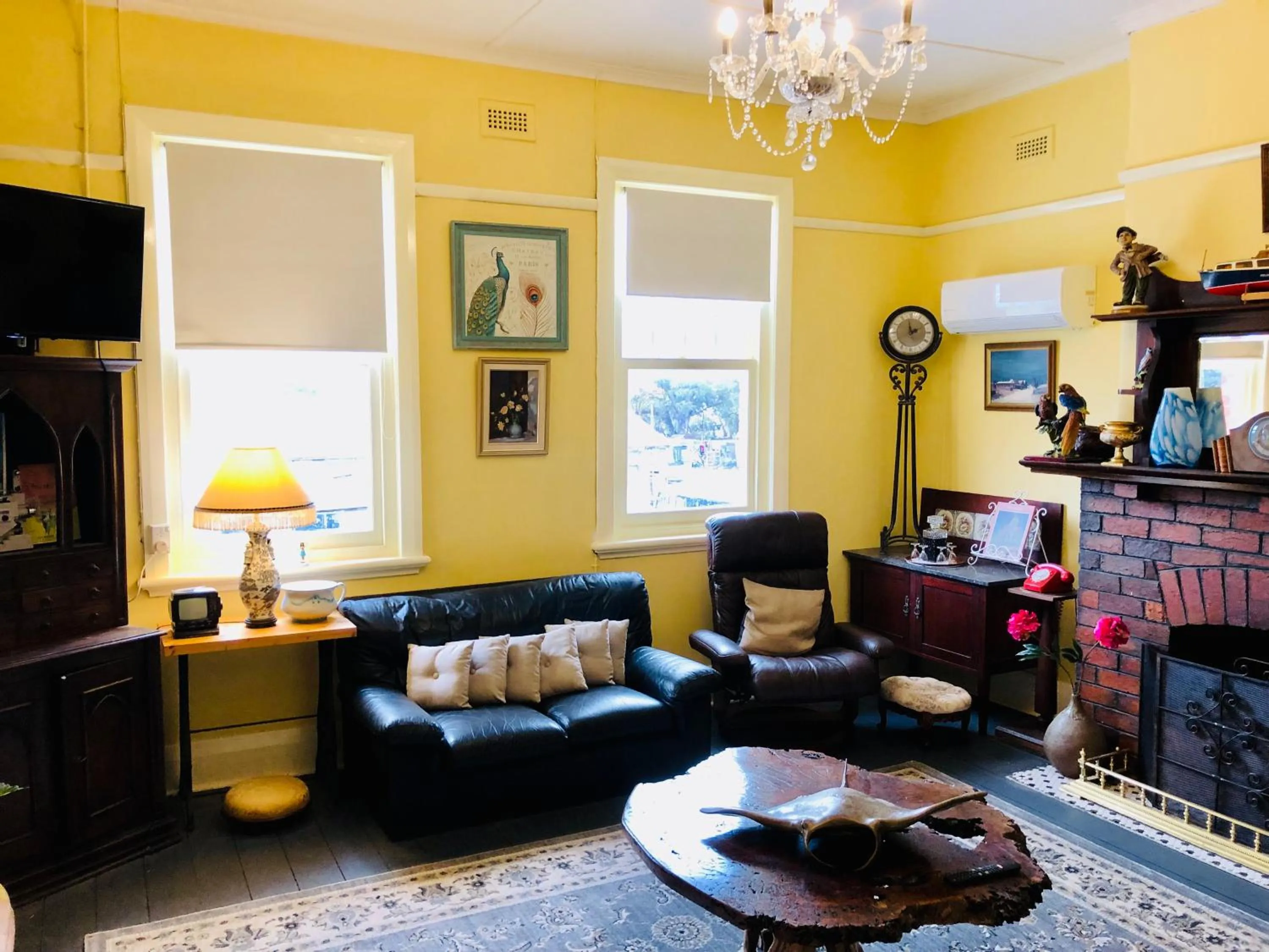 Communal lounge/ TV room in COMMERCIAL HOTEL KANIVA