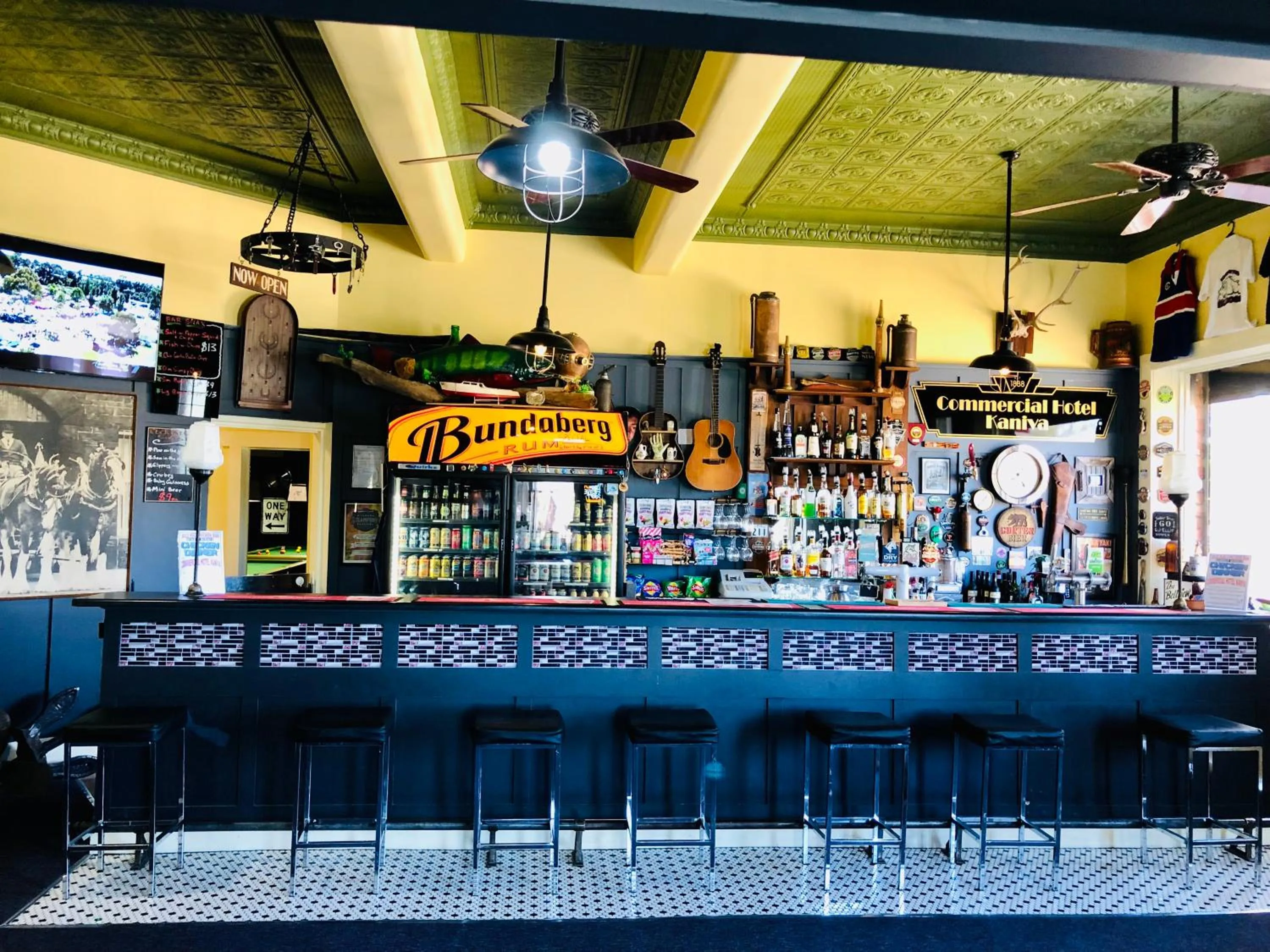 Lounge or bar in COMMERCIAL HOTEL KANIVA