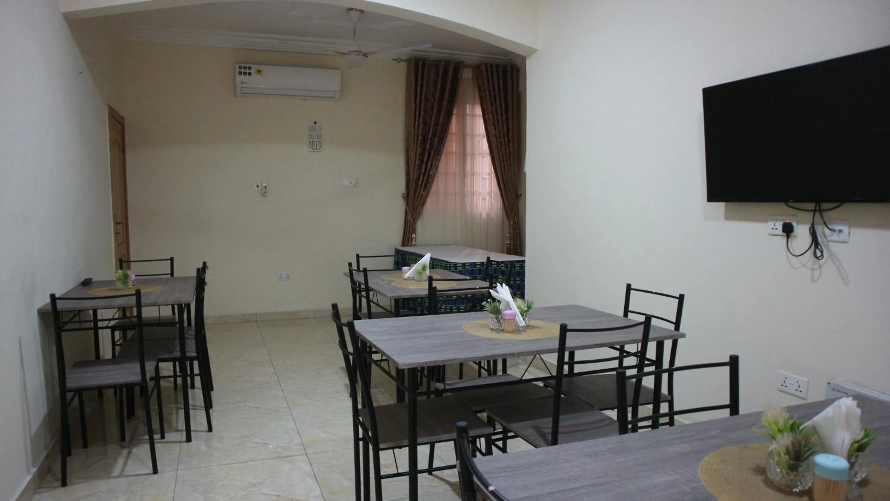 Restaurant/places to eat in Crystal Premier Hotel