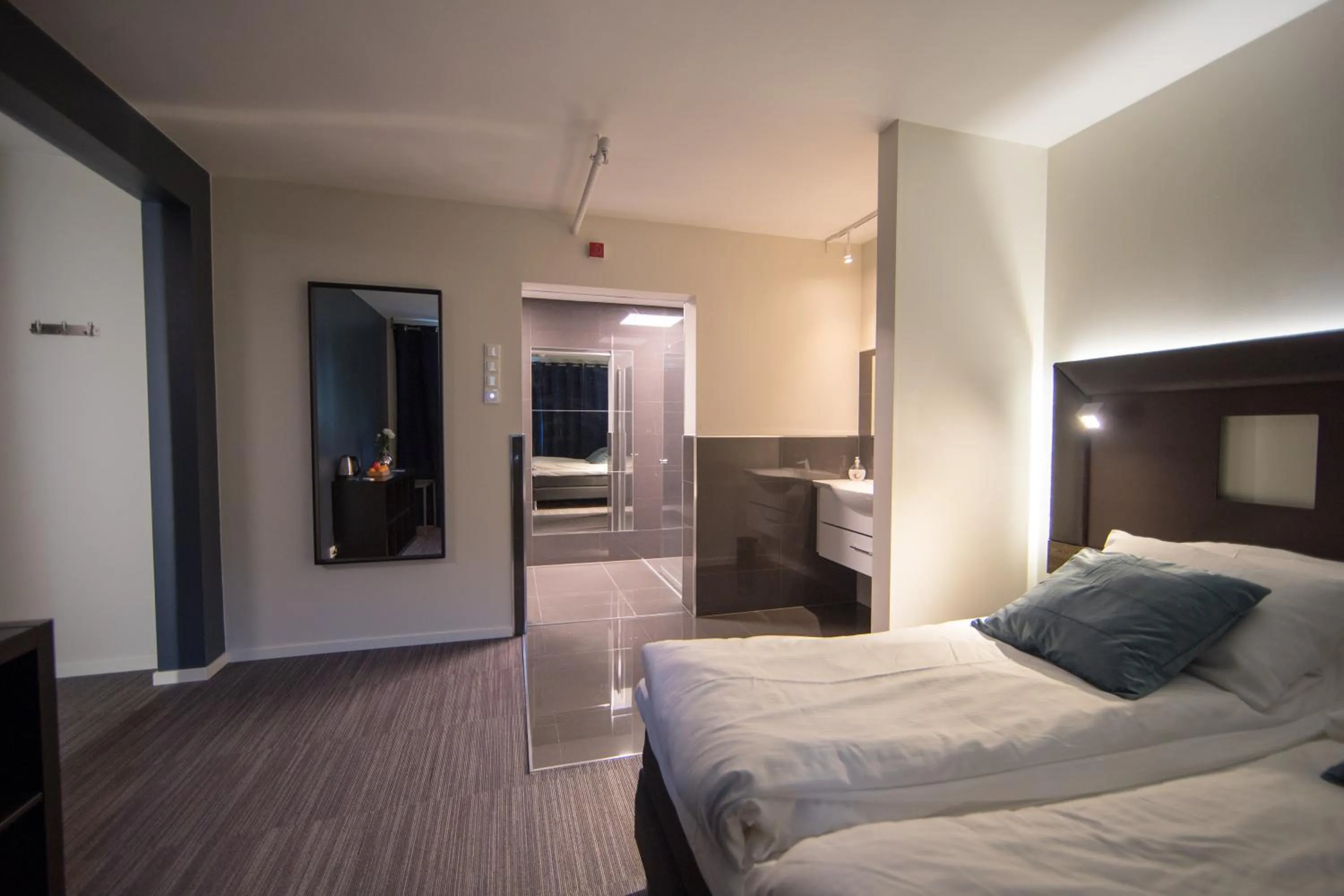 Shower, Bed in Svartisen Apartments