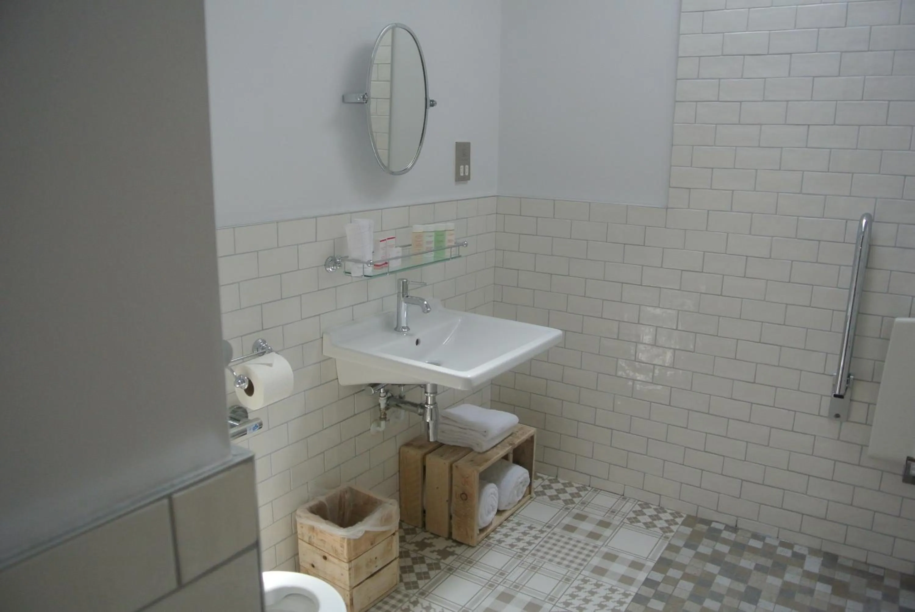 Shower in The Crown Pub, Dining & Rooms