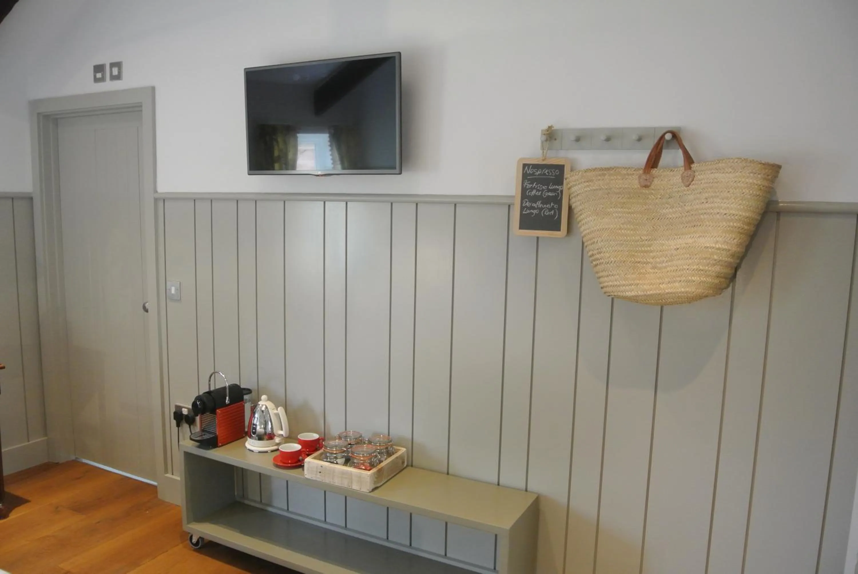 Coffee/tea facilities in The Crown Pub, Dining & Rooms