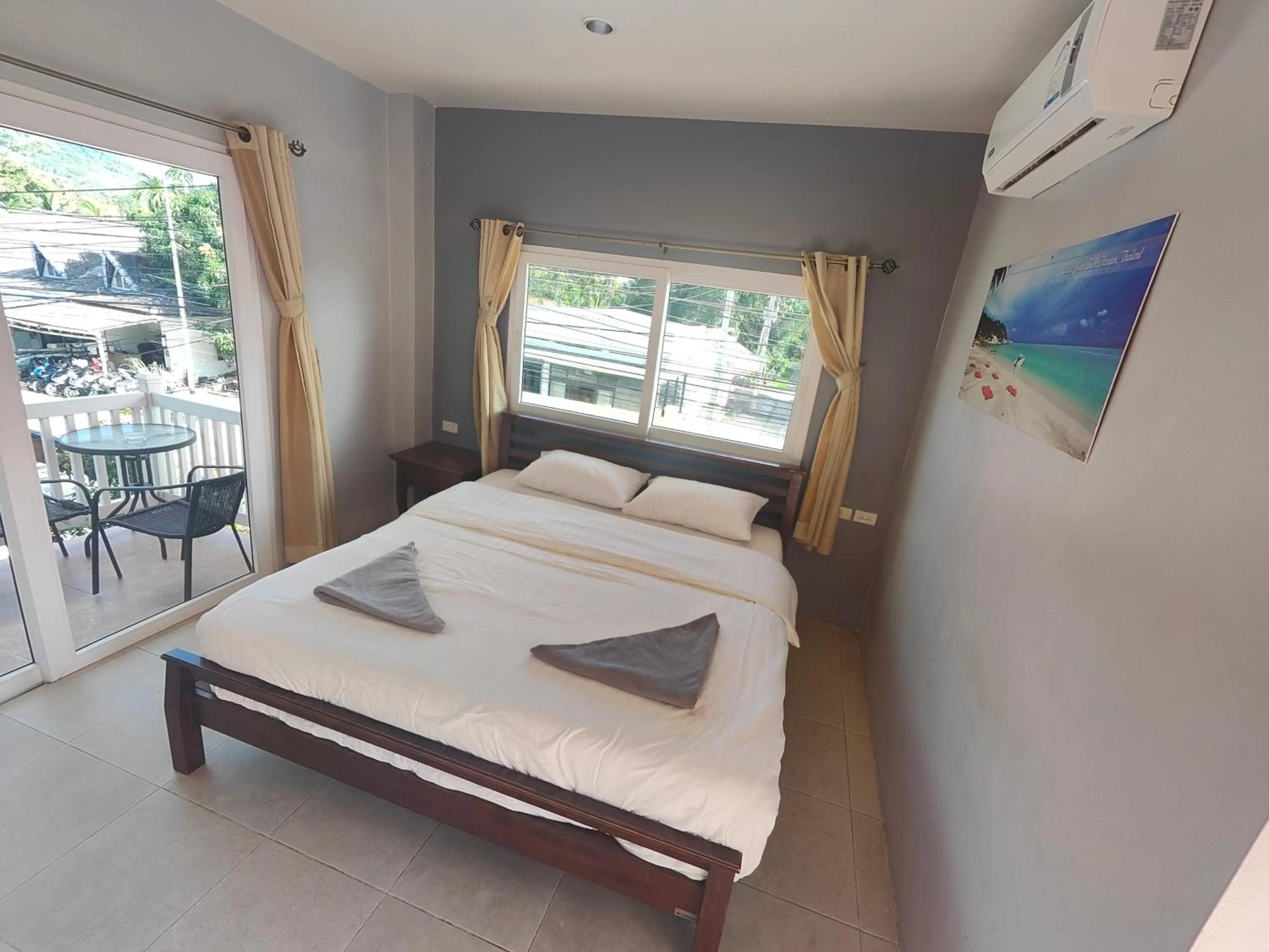 Photo of the whole room, Bed in Moon Travel Phangan