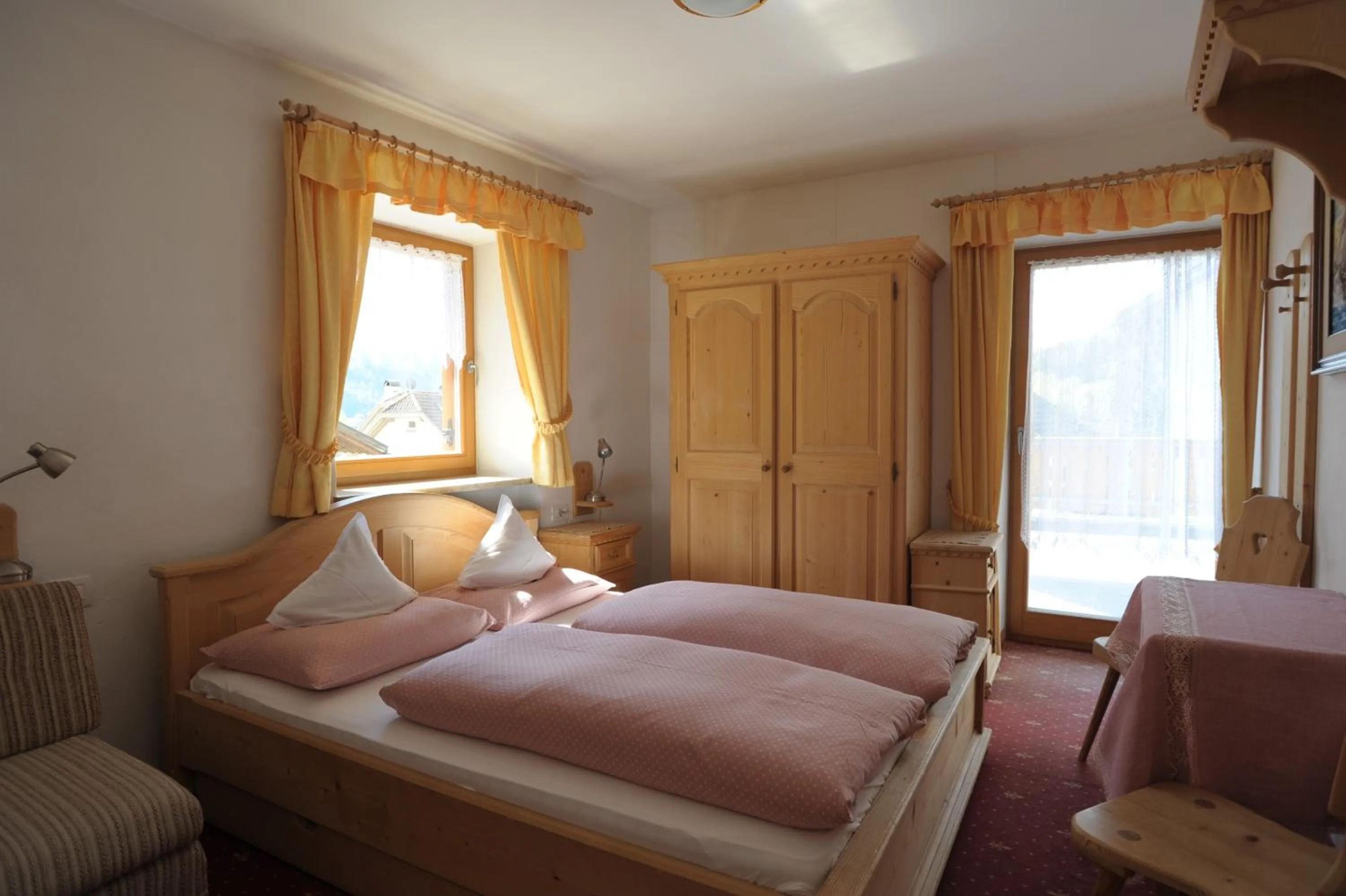 Photo of the whole room, Bed in Pension Peintner