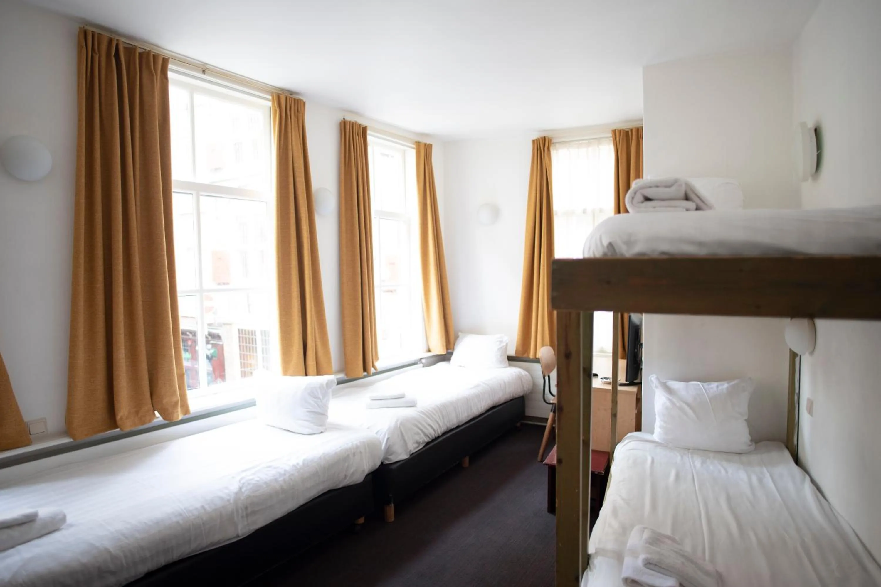 Photo of the whole room, Bed in Hotel Internationaal