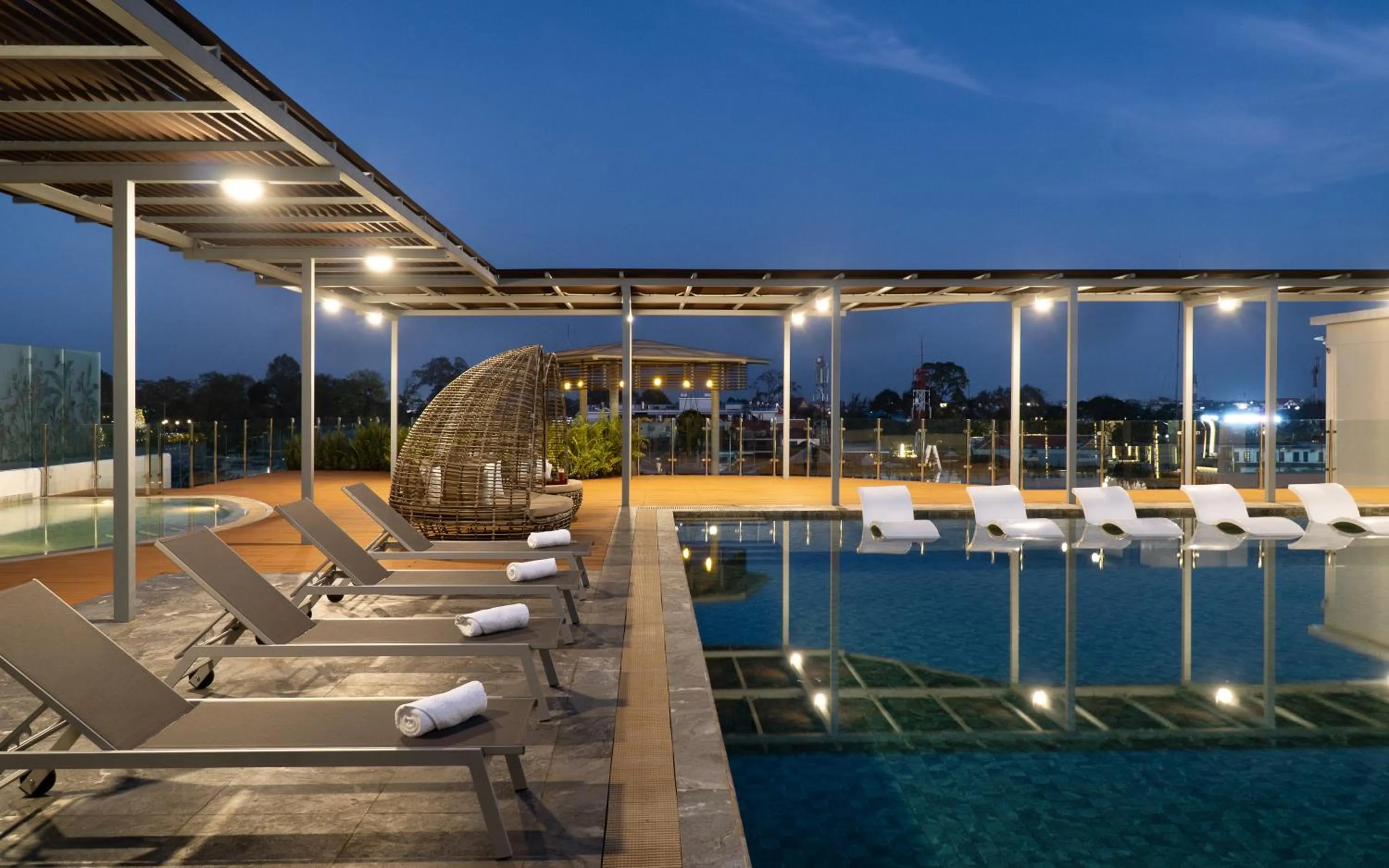 Swimming pool in Koulen Central Hotel