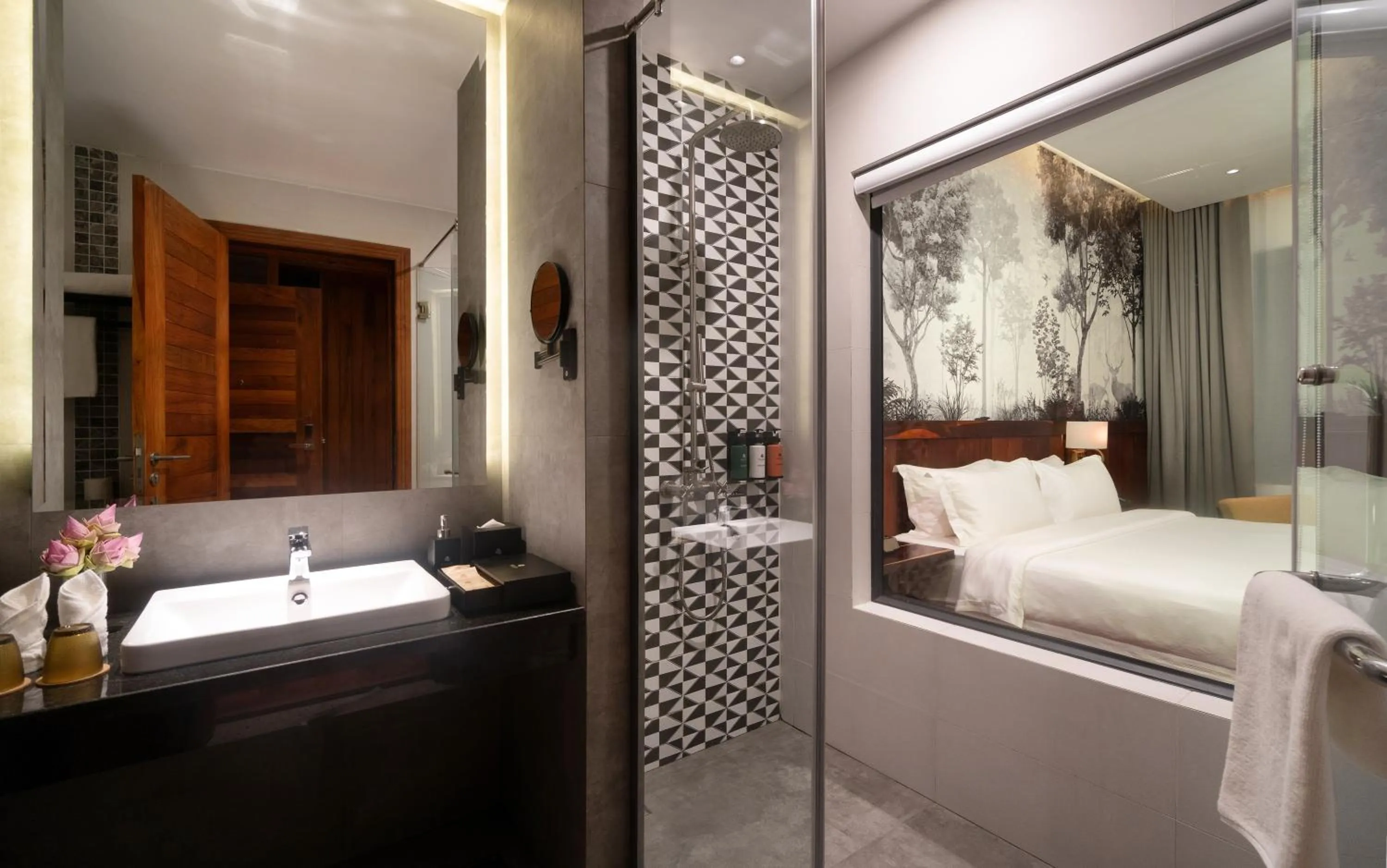 Shower, Bed in Koulen Central Hotel