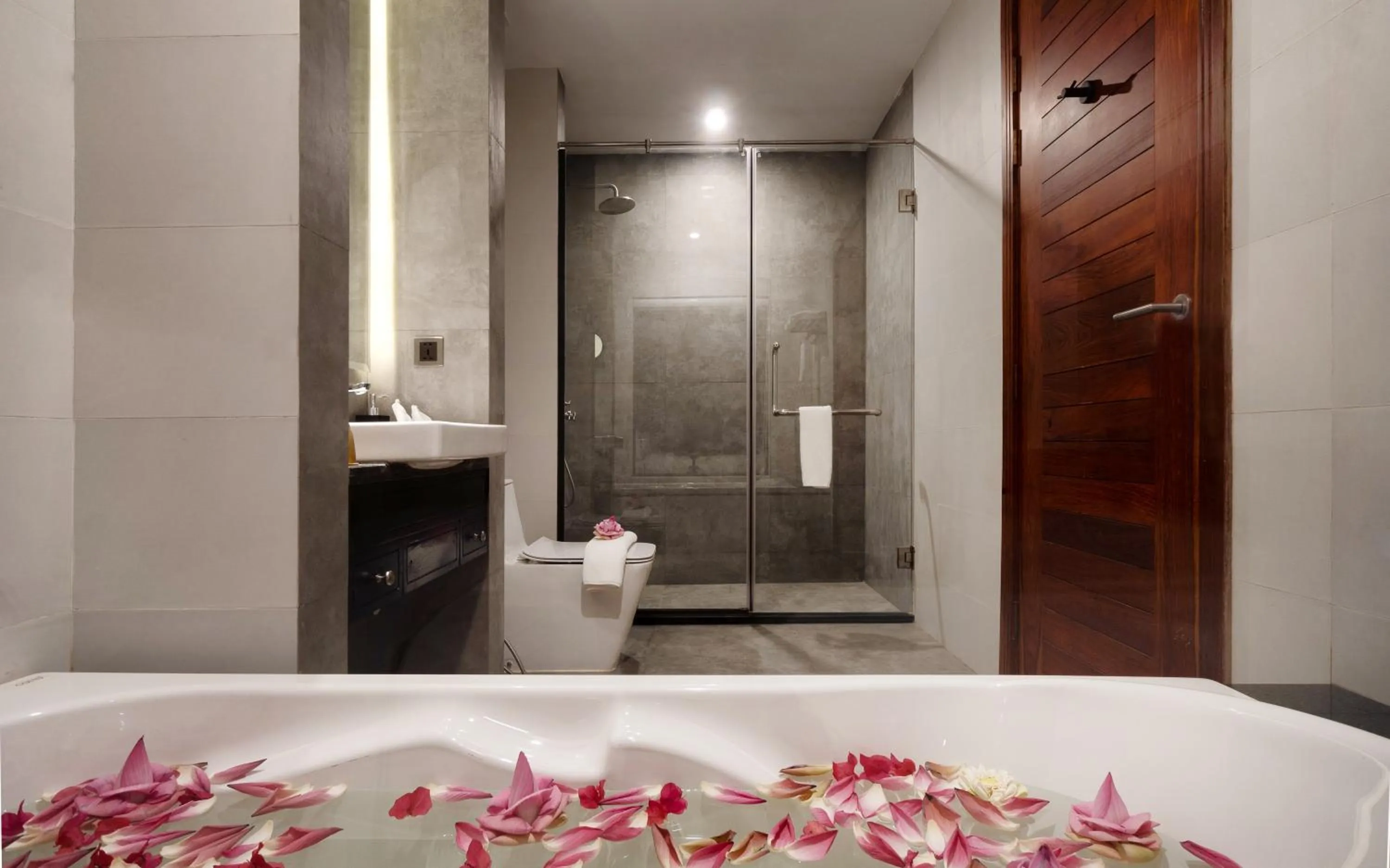 Bathroom in Koulen Central Hotel