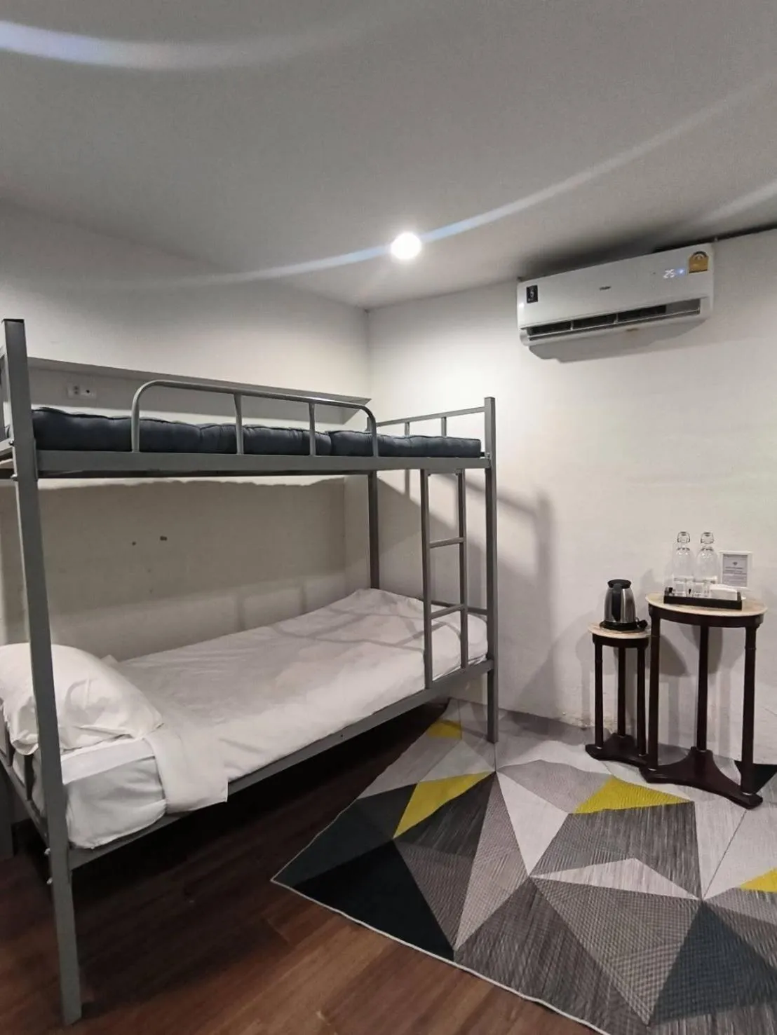 Photo of the whole room, Bed in mstay