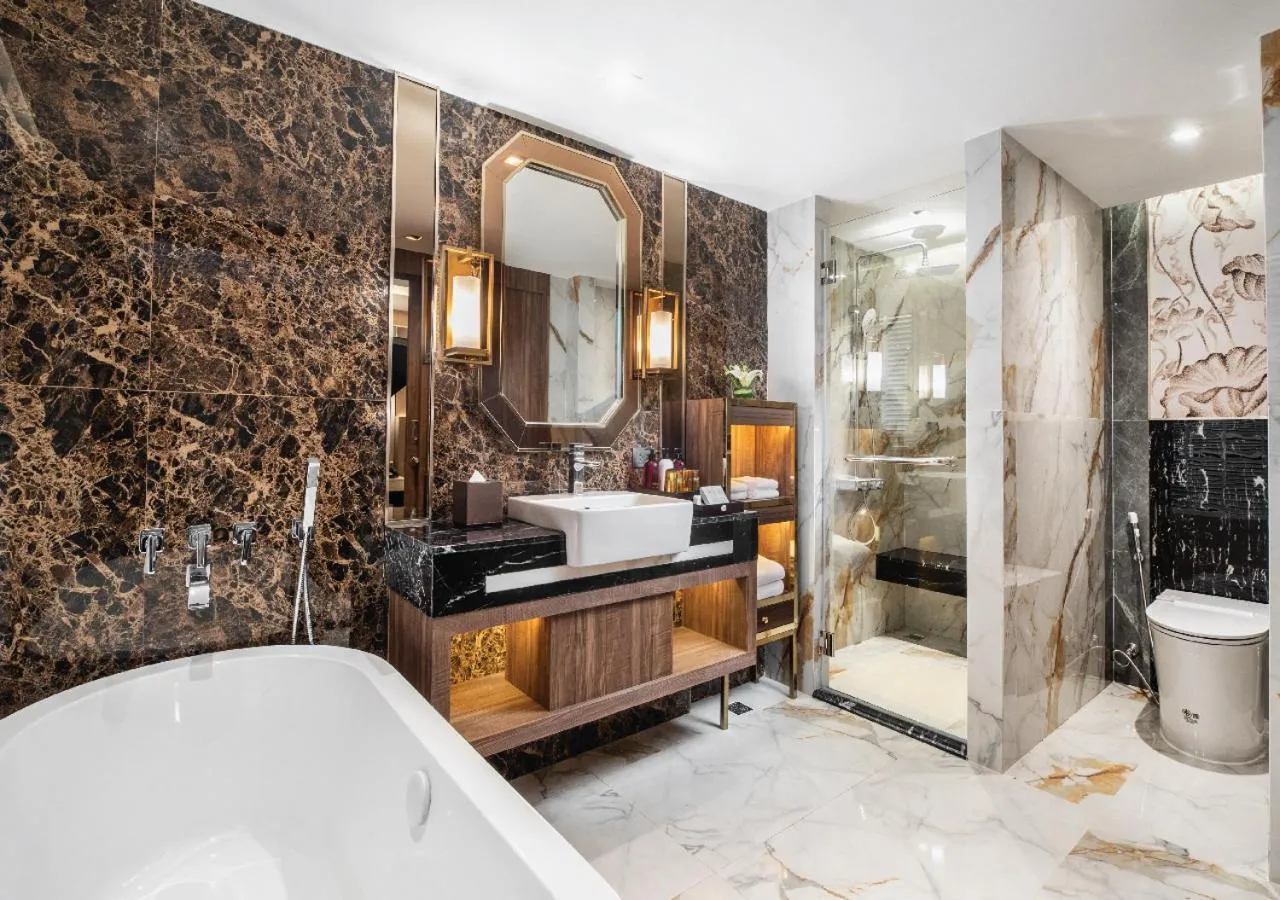 Shower, Bed in SAMALA Hotel Bangkok