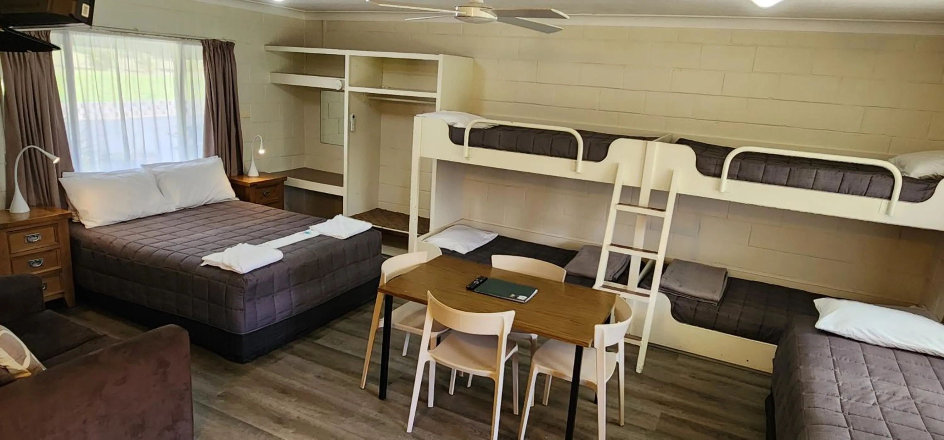 Photo of the whole room, Bed in Warrumbungles Mountain Motel